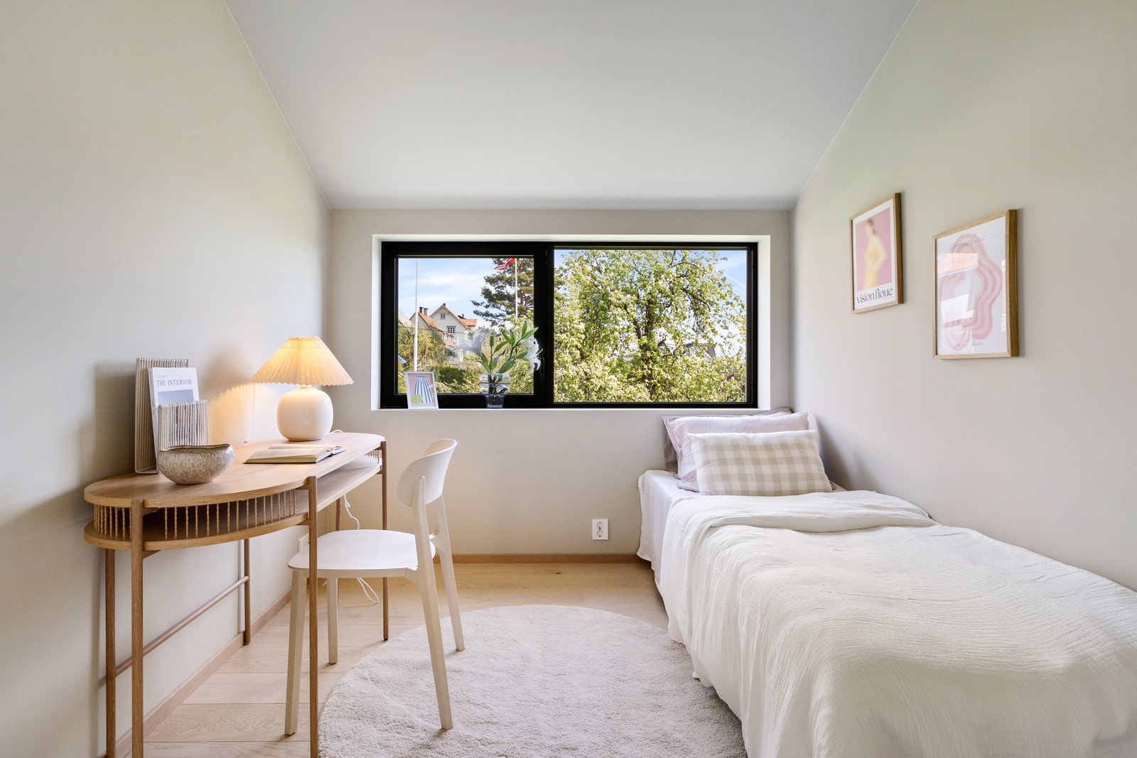 Begge de andre soverommene i 2. etasje har plass til seng med nattbord, skrivebord og garderobeløsning Galleribilde