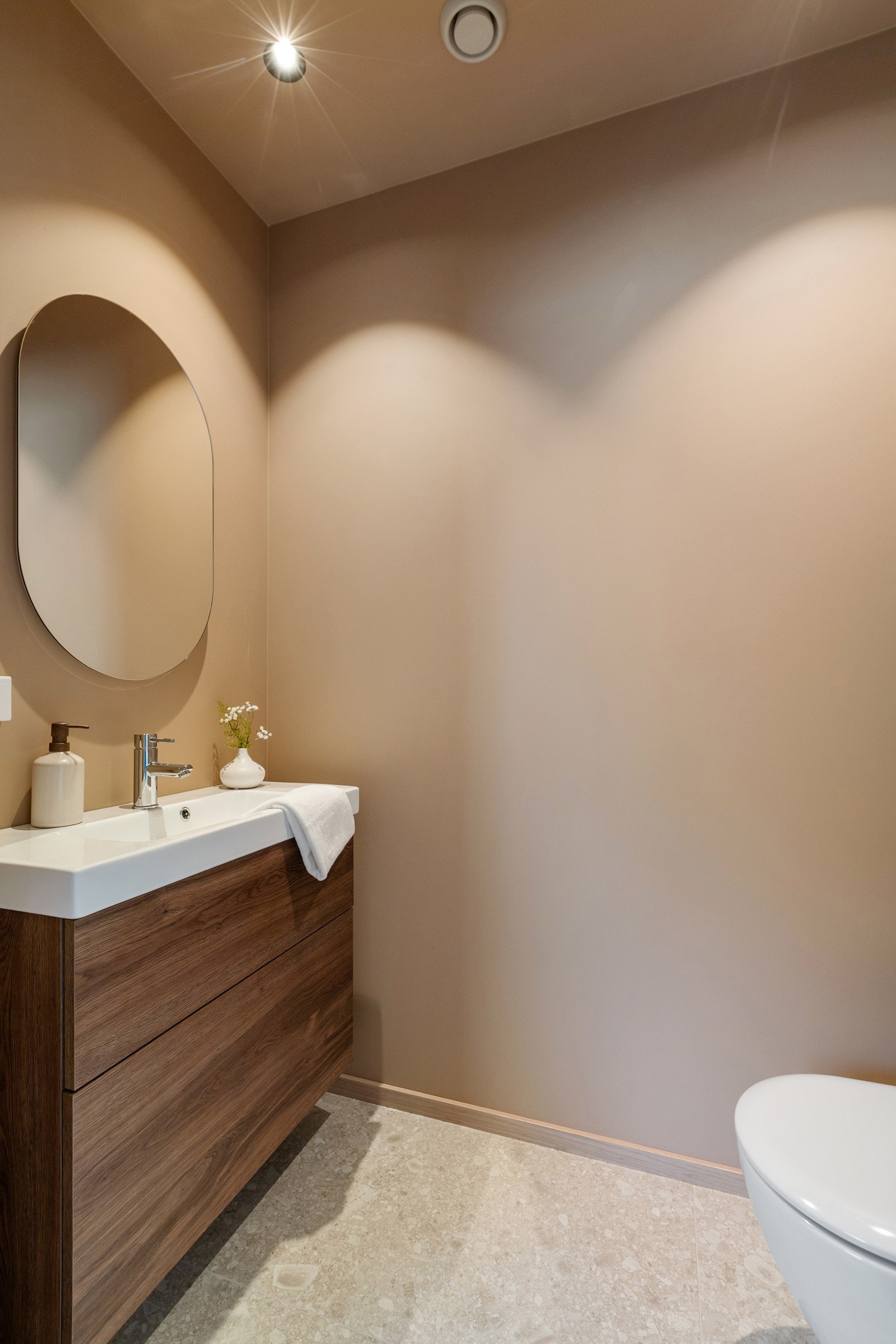 Lyst og pent toalettrom Galleribilde