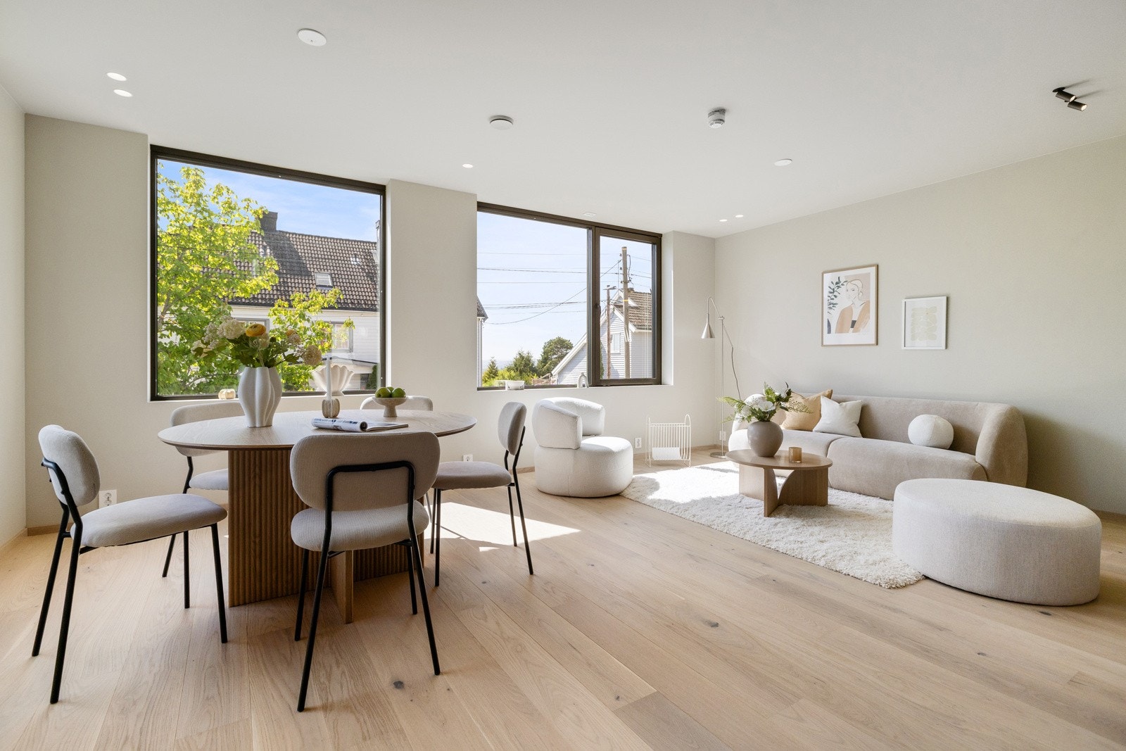 Stuen/kjøkkenet er et lyst og luftig allrom med énstavs parkett på gulv med vannbåren gulvvarme. Galleribilde