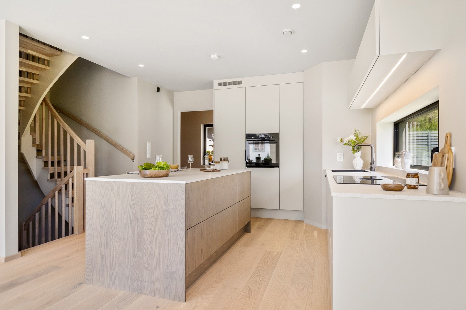 Integrerte hvitevarer fra AEG og platetopp fra Bora Galleribilde