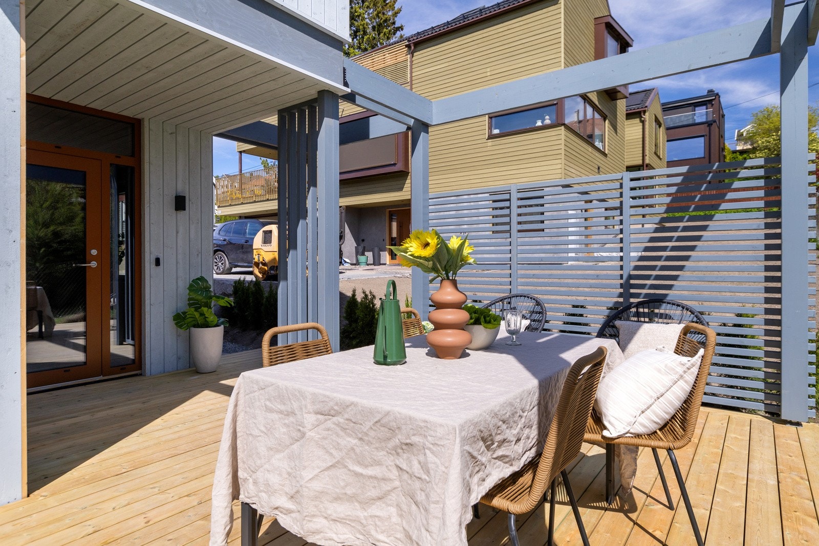 Uteplass med pergola. Galleribilde