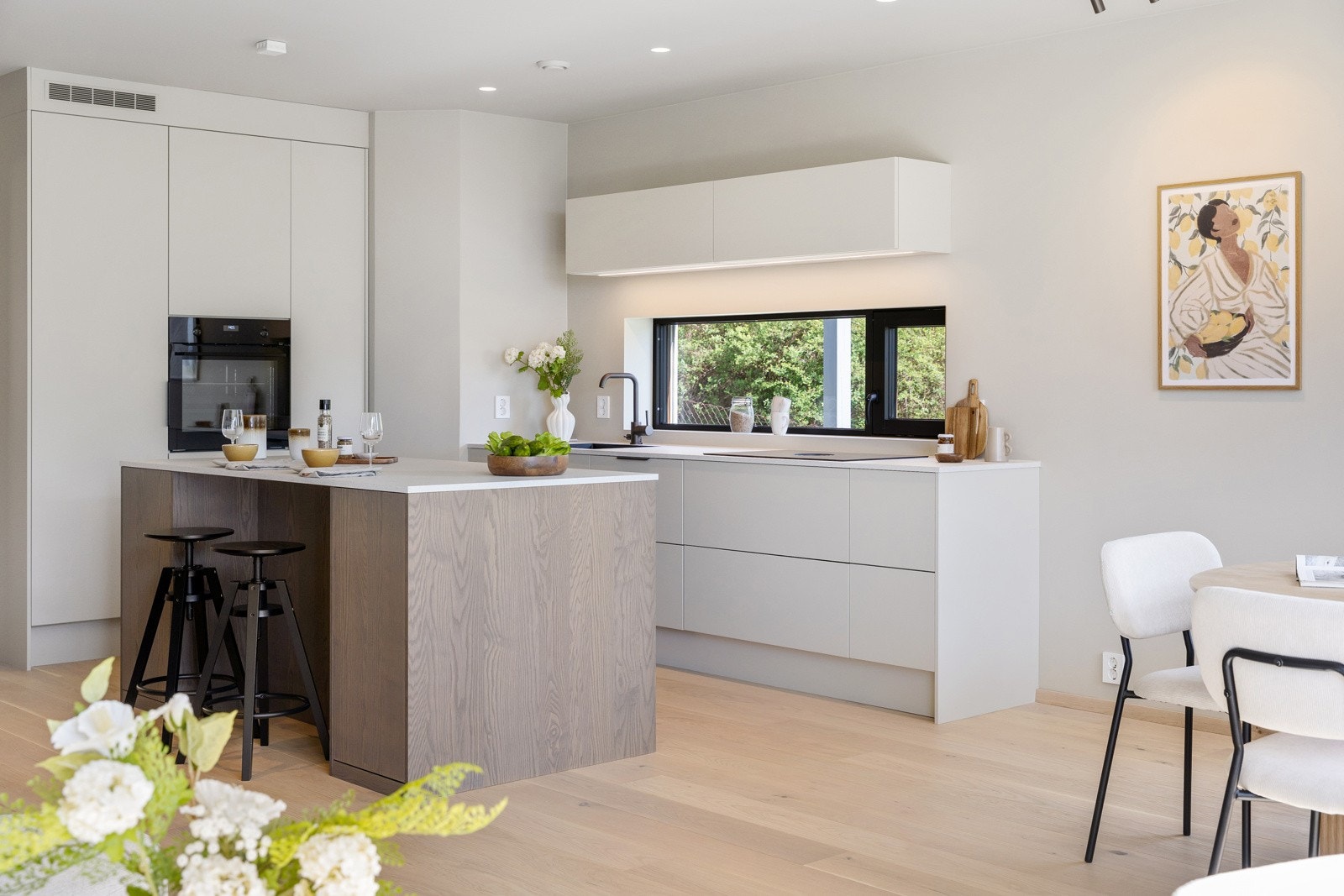 Lyst og pent kjøkken som har godt med skap- og benkeplass. Galleribilde