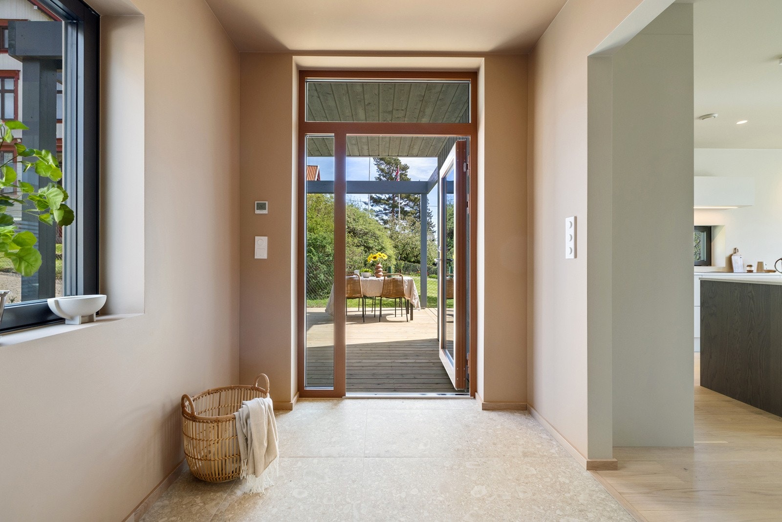 Boligen har to innganger, hvor hovedinngangen er i 1. etasje. Galleribilde