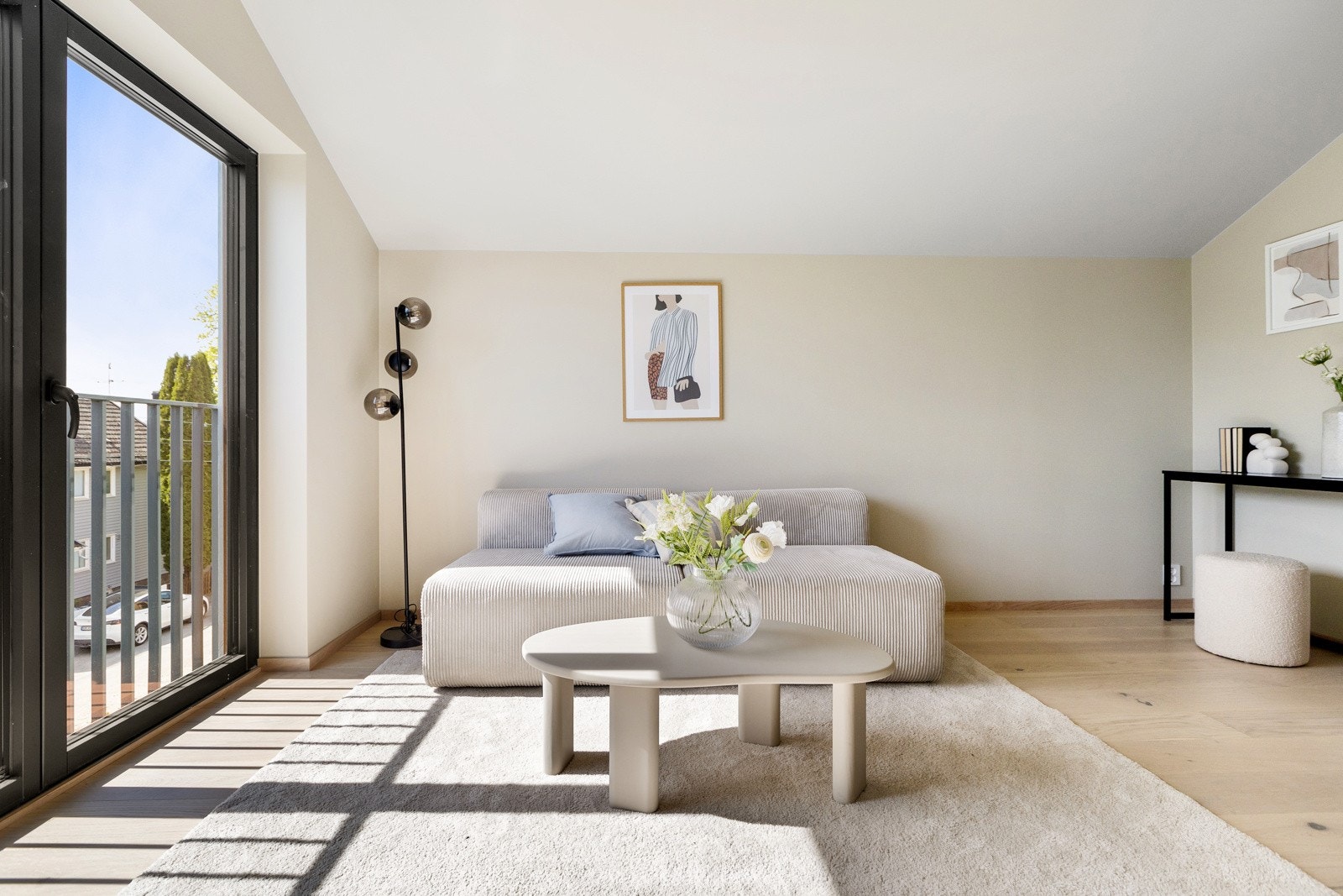 I stuen er det plass til sofa og tv-møblement, og fungere som et ideelt rom hvor en kan trekke seg tilbake. Galleribilde