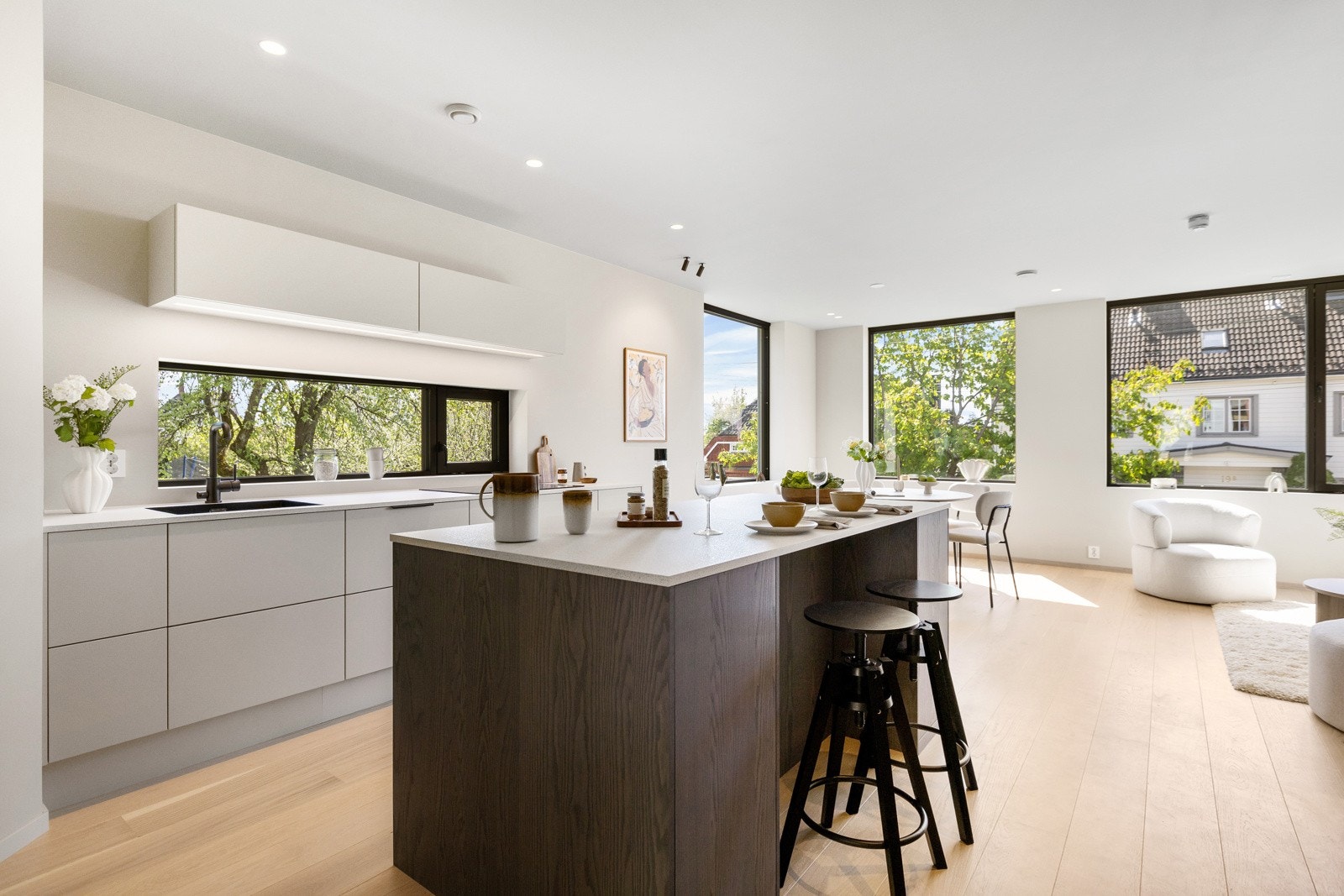 Kjøkkenet har åpen løsning mot stuen, og kjøkkenøyen fungerer som en naturlig romavdeler. Galleribilde