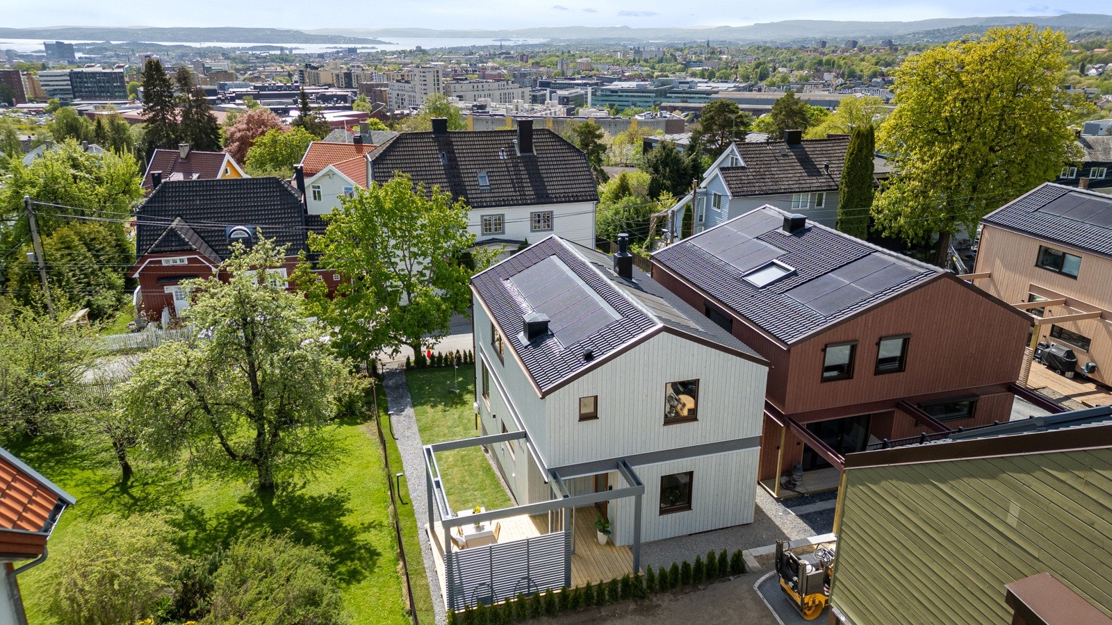 I et boligstrøk hvor det svært sjeldent tilbys nye boliger er det nå en energivennlig og meget tiltalende enebolig for salg. Galleribilde