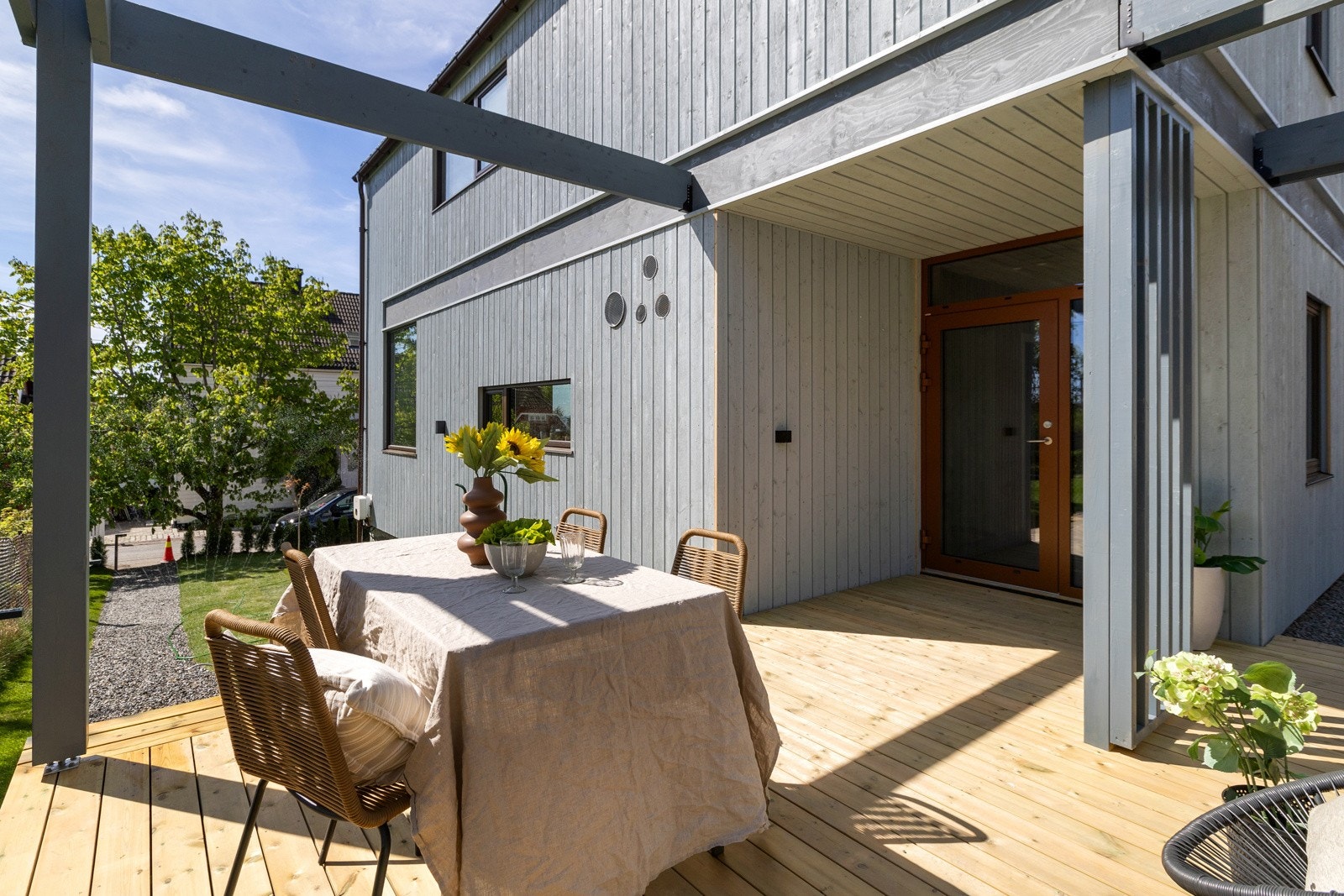 Koselig pergola med plass til sittegruppe ved inngangen. Galleribilde