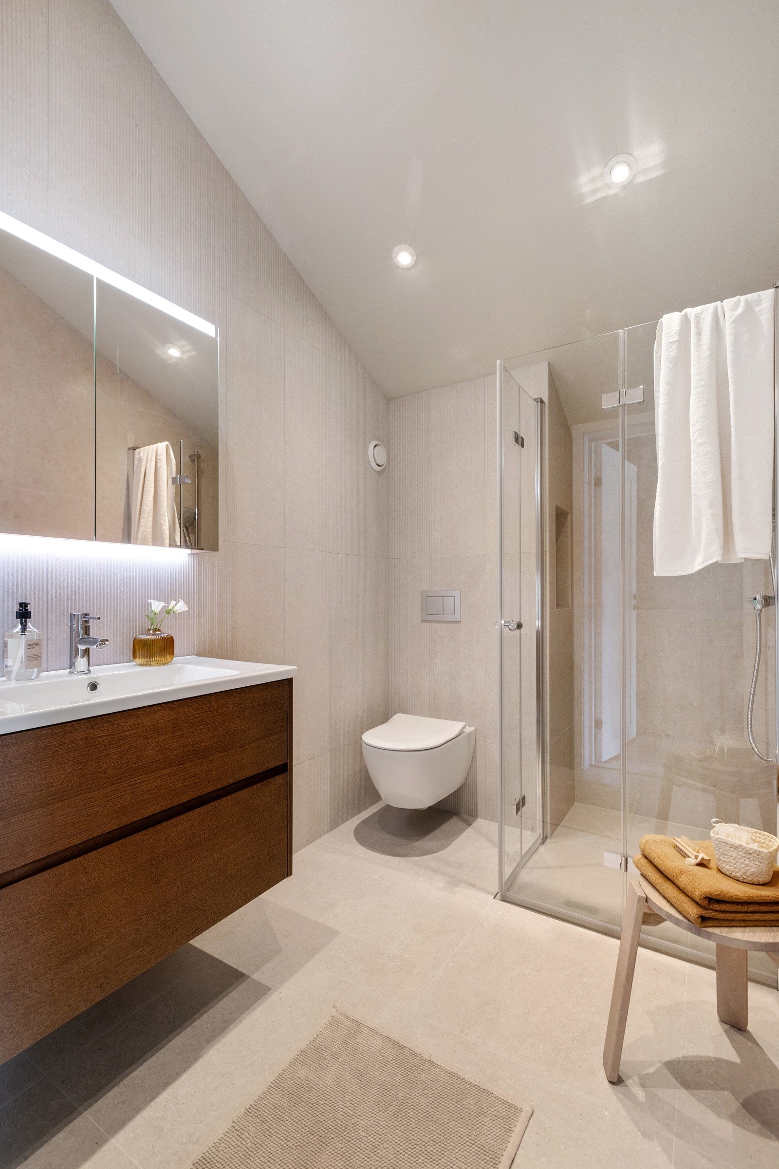 Delikat og romslig bad. Galleribilde