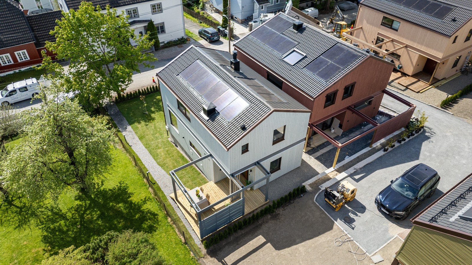 Boligen har solcellepanel på taket som en av mange energivennlige løsninger. Galleribilde