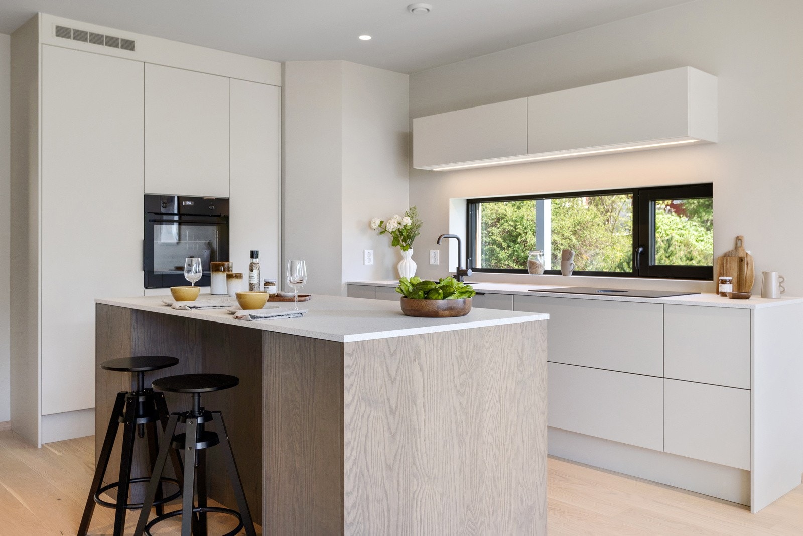 Svane Kjøkken innredning. Modell Notes Platium med push open og benkeplater i laminat. Galleribilde