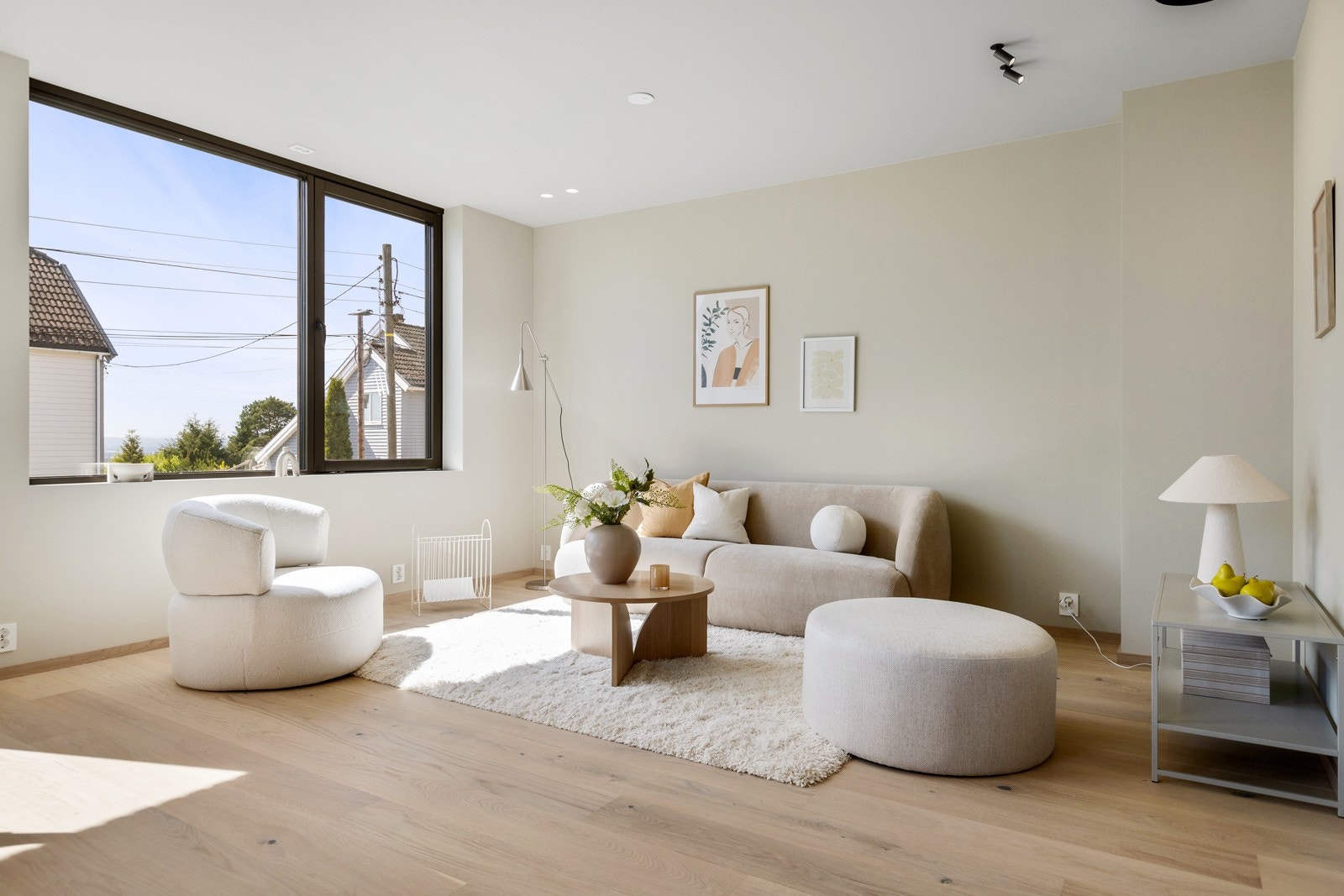 Moderne farger på vegger og store vindusflater som slipper inn rikelig med naturlig dagslys fra to himmelretninger. Galleribilde