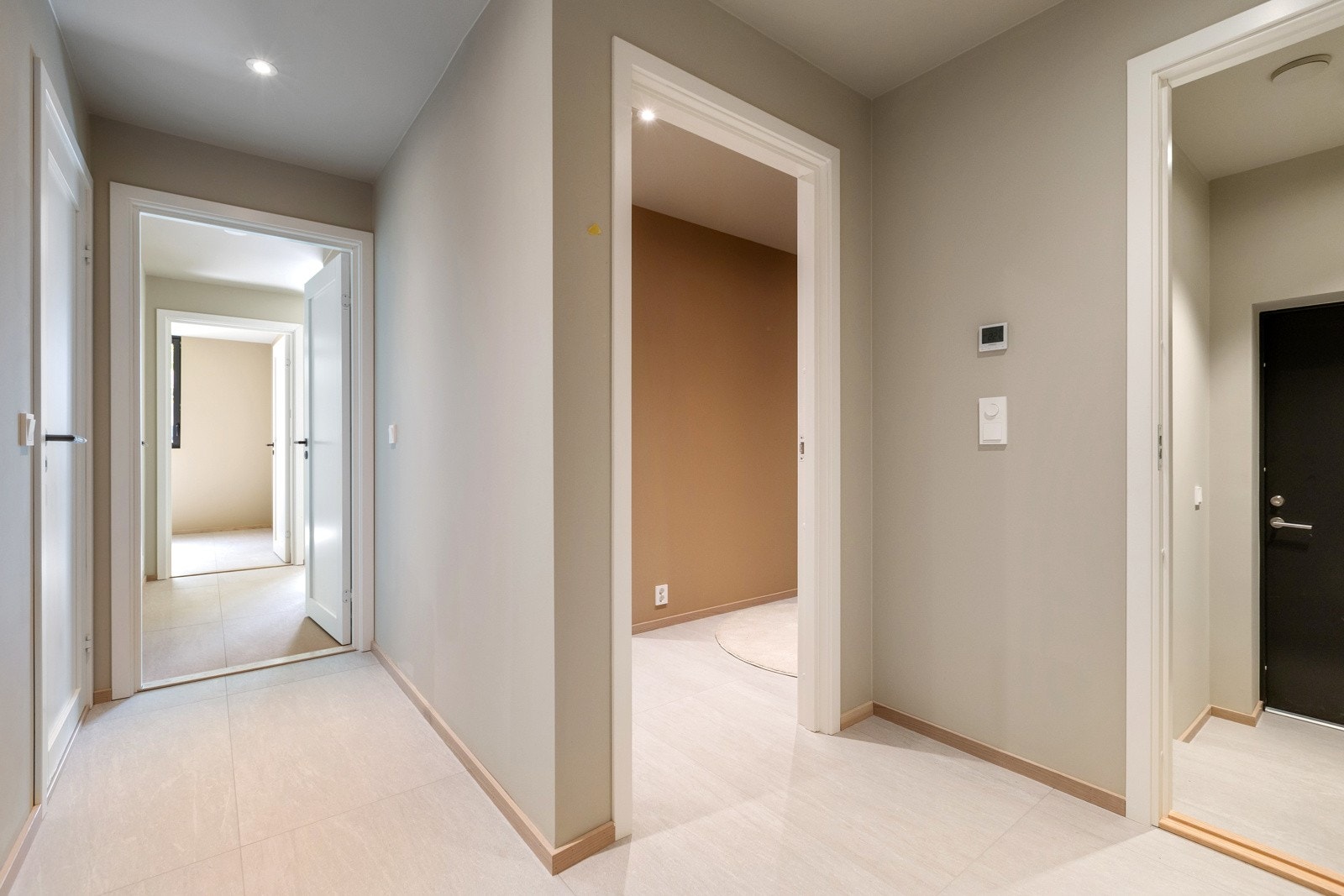 Underetasjen består av 3 ganger, bad, vaskerom, teknisk rom, bod/garderobe, stue og soverom. Galleribilde