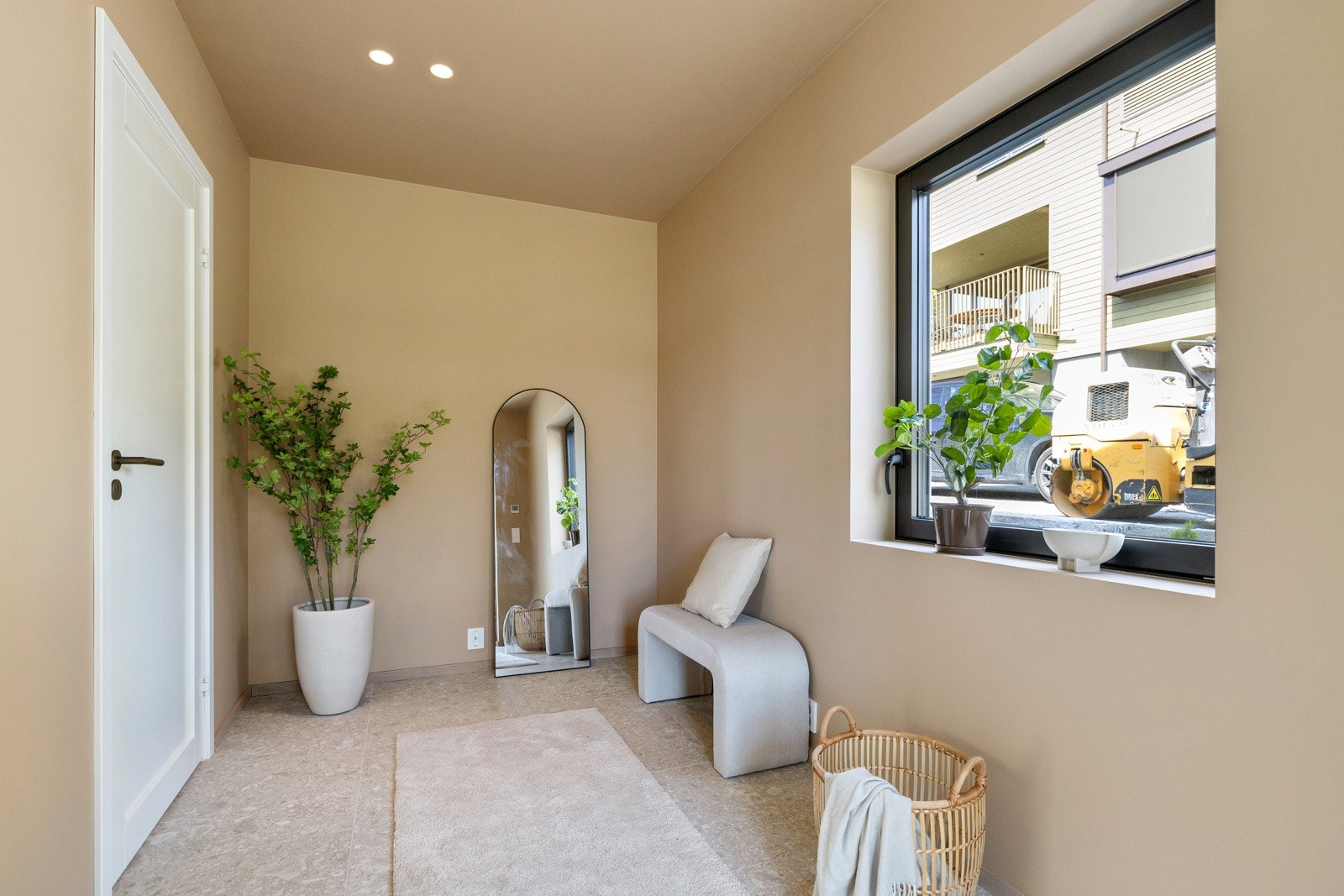 I entréen er det god plass til garderobeløsning for oppbevaring av sko og yttertøy, samt plass til ytterligere møblement for øvrig oppbevaring. Galleribilde