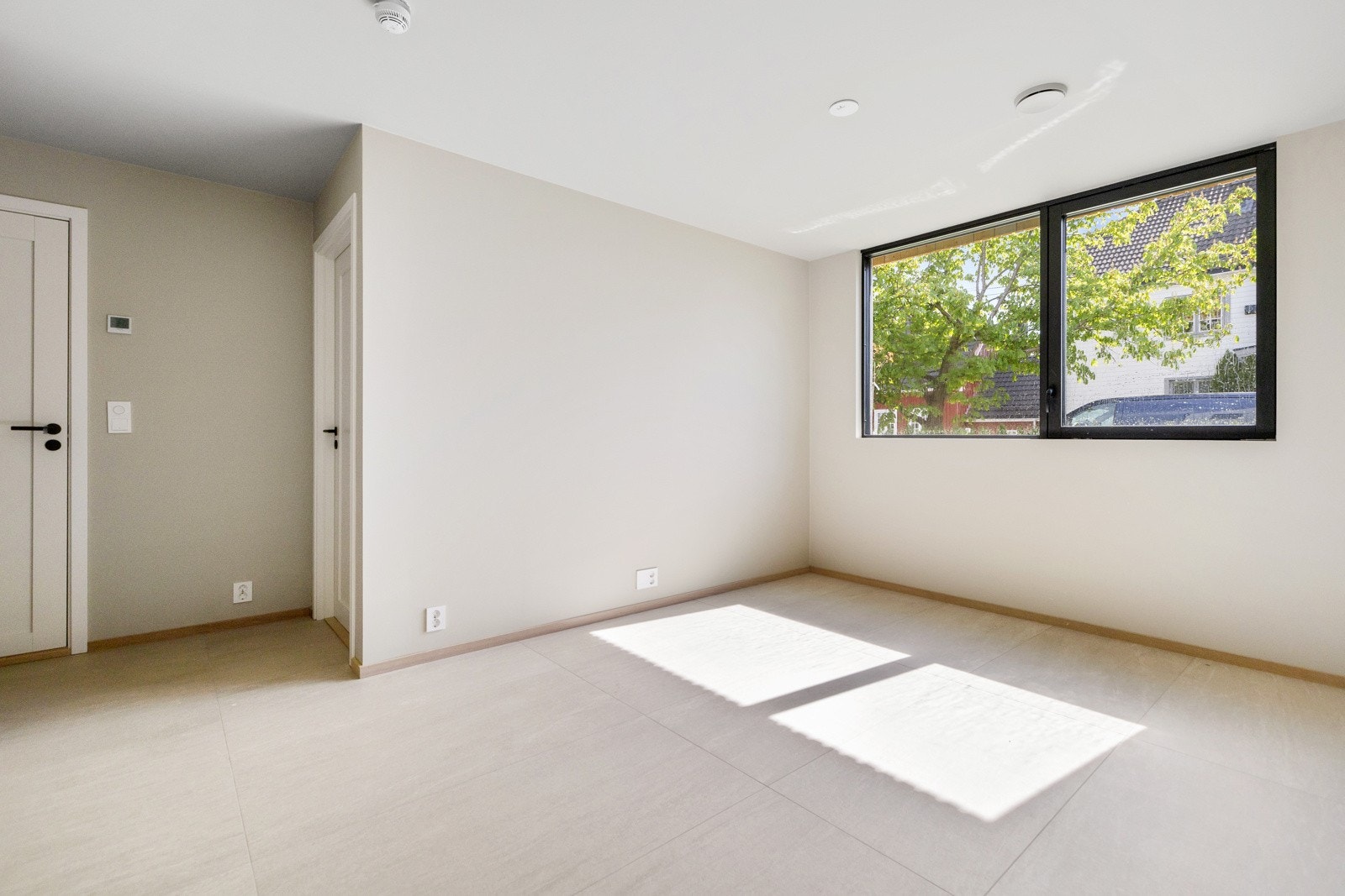 Underetasjen med egen inngang og vannbåren gulvvarme i alle rom, er innholdsrik og vil ha flere bruksmuligheter. Galleribilde