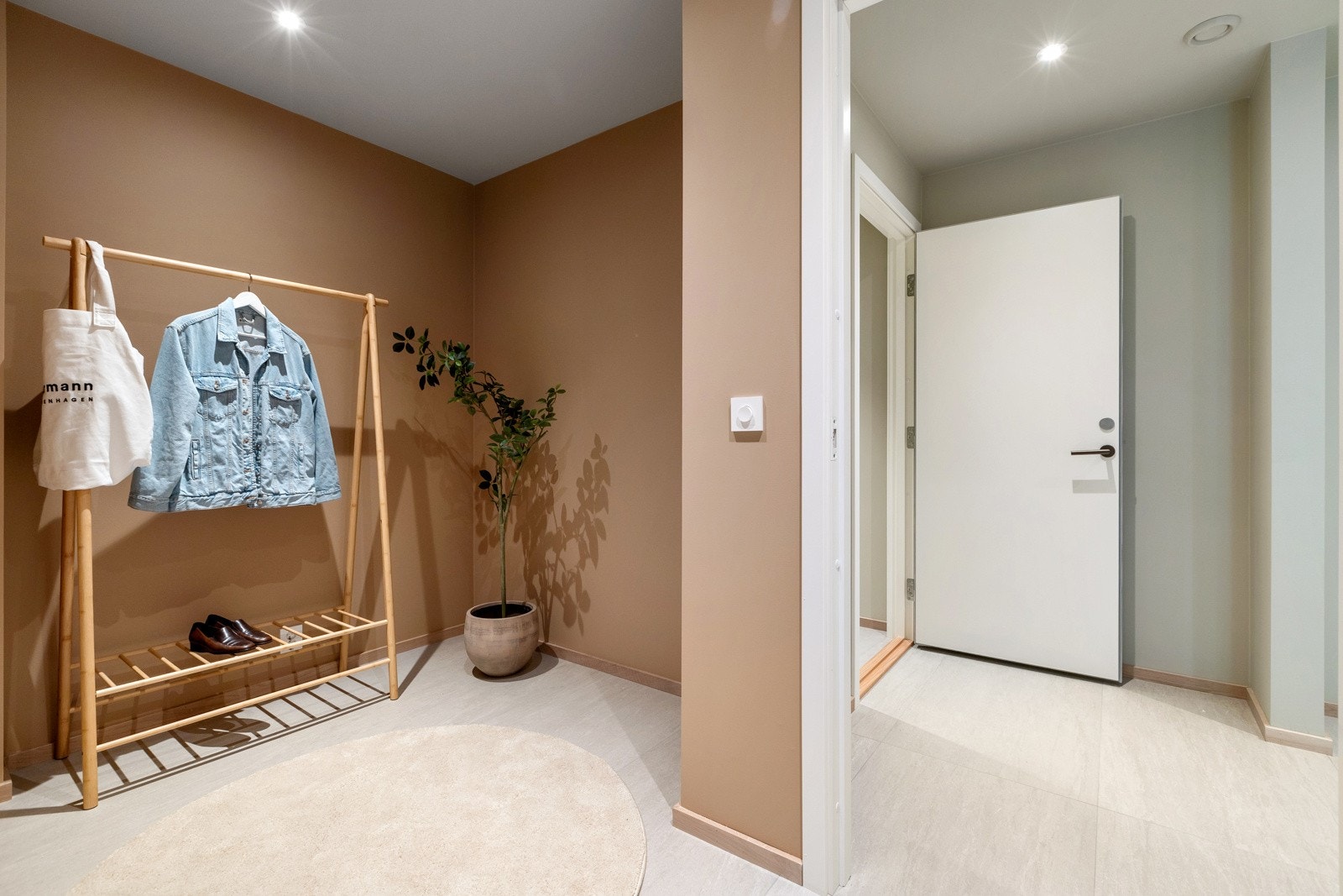 God plass til ekstra oppbevaring av klær og sko. Galleribilde