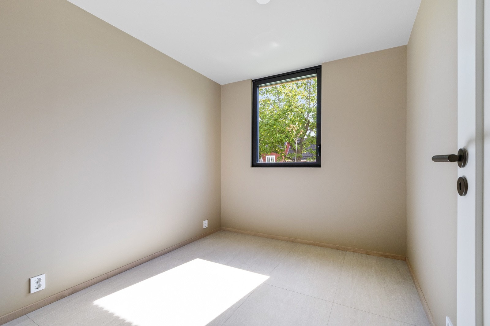 Det 4. soverommet er større enn barnerommene i 2. etasje, og har plass til stor dobbeltseng med nattbord på hver side og garderobeløsning. Galleribilde