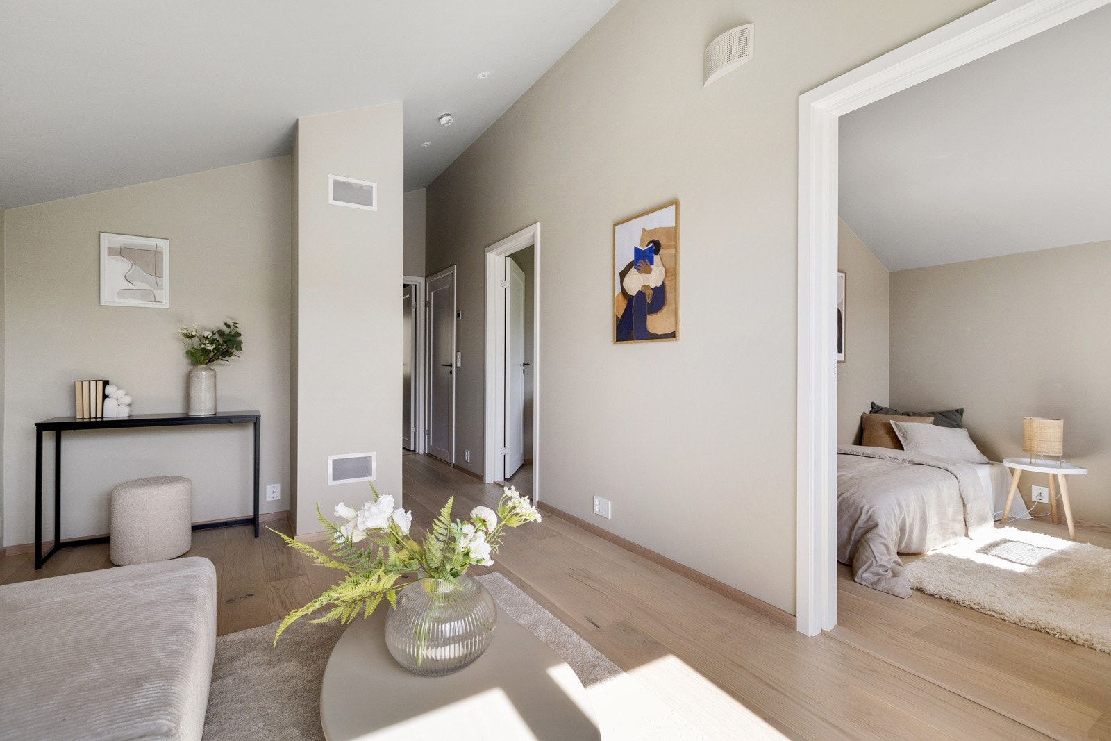 I 2. etasje er det gang, to bad, stue og tre av boligens fire soverom. Galleribilde