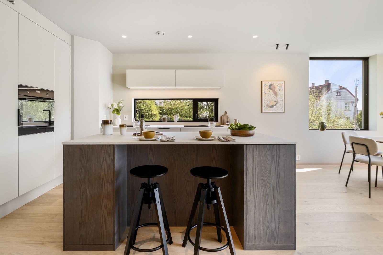 Kjøkkenøyen gir godt med ekstra arbeidsplass. Galleribilde