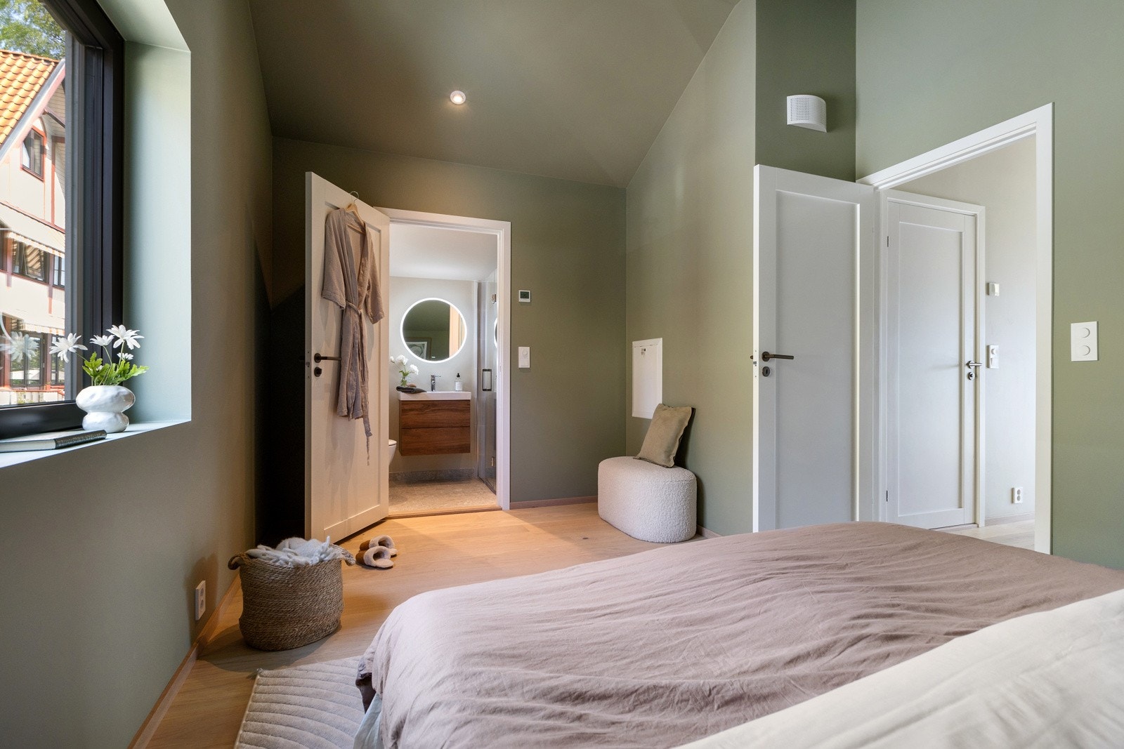 I tilknytning til hovedsoverommet er det et eget bad.. Galleribilde