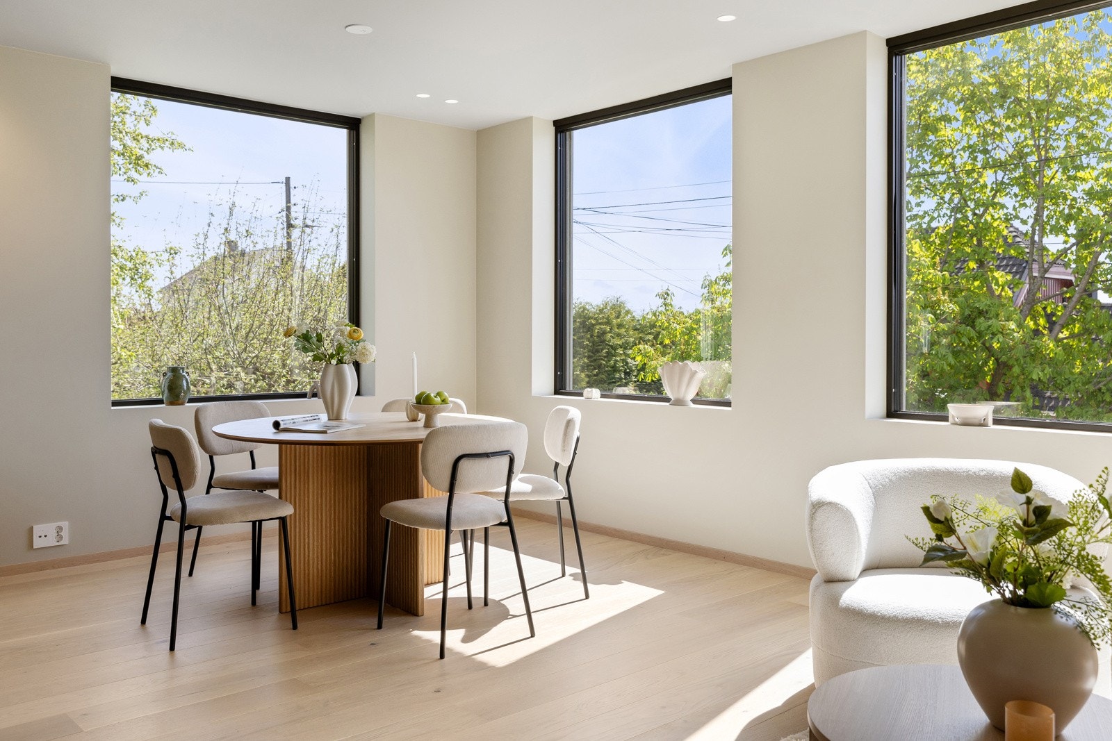 Stuen/kjøkkenet har hvitpigmenterte gulvlister og designbelysning fra SML lighning, Galleribilde