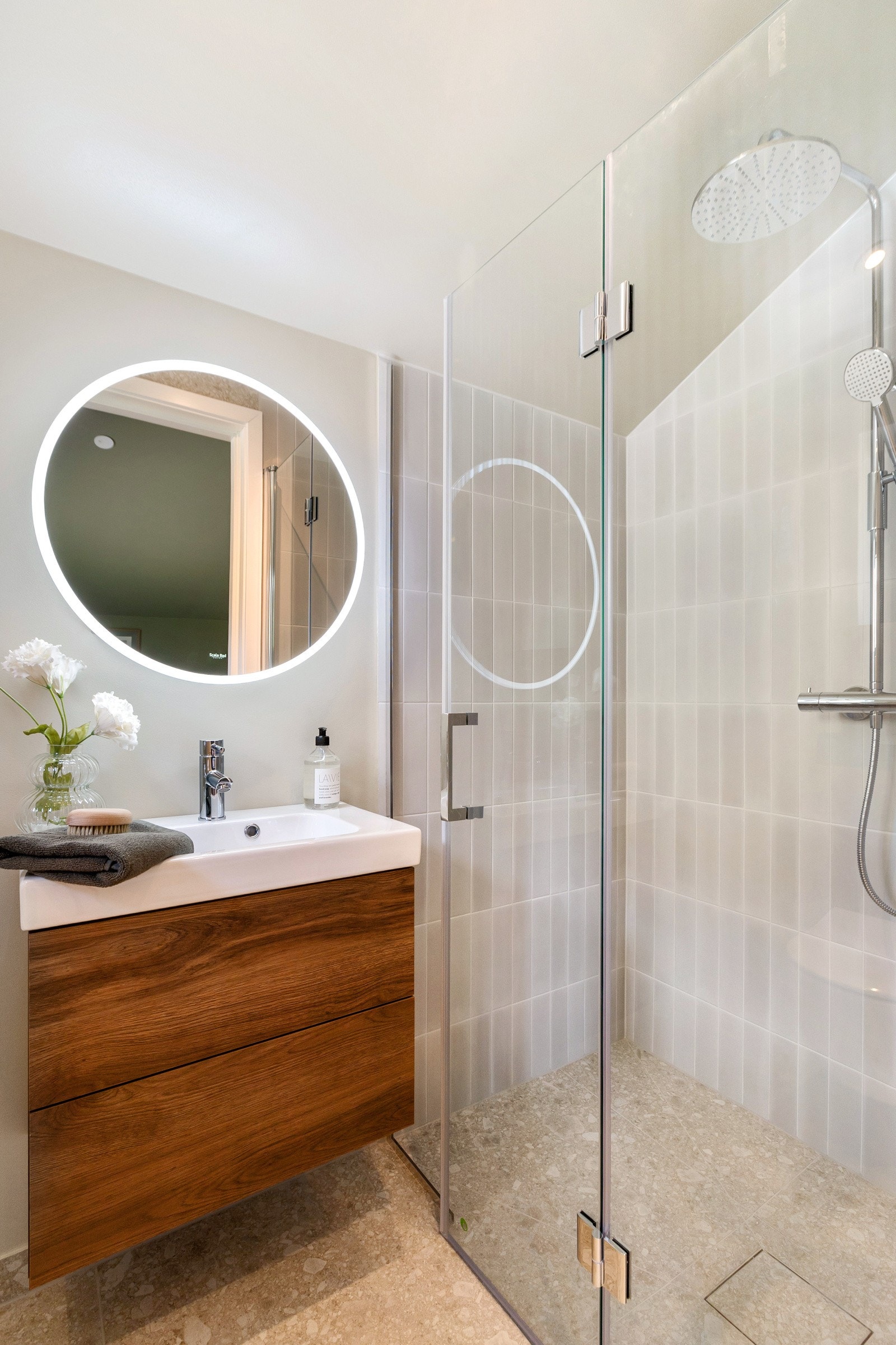 Fliser fra Bergersen flis, dobbeltsevervant og innredning fra Dansani og regnfallsdusj fra Tapwell. Galleribilde