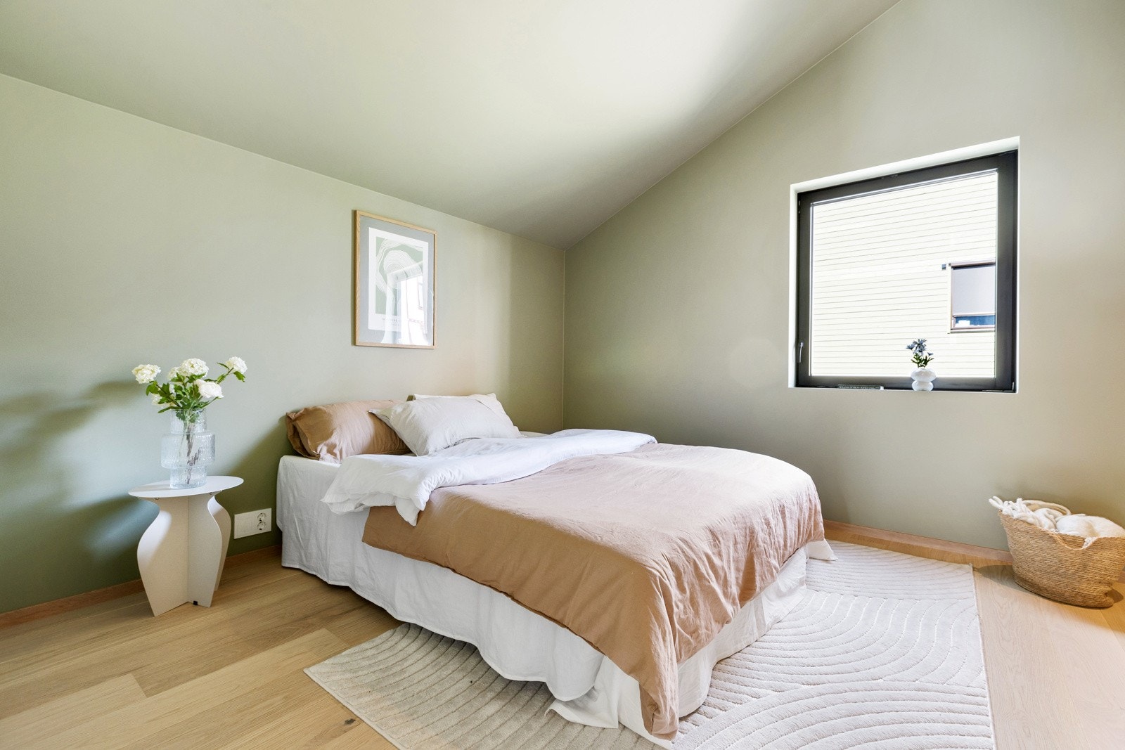 Hovedsoverommet er utformet på en måte hvor det er god plass til seng med nattbord på hver side og garderobeløsning. Galleribilde