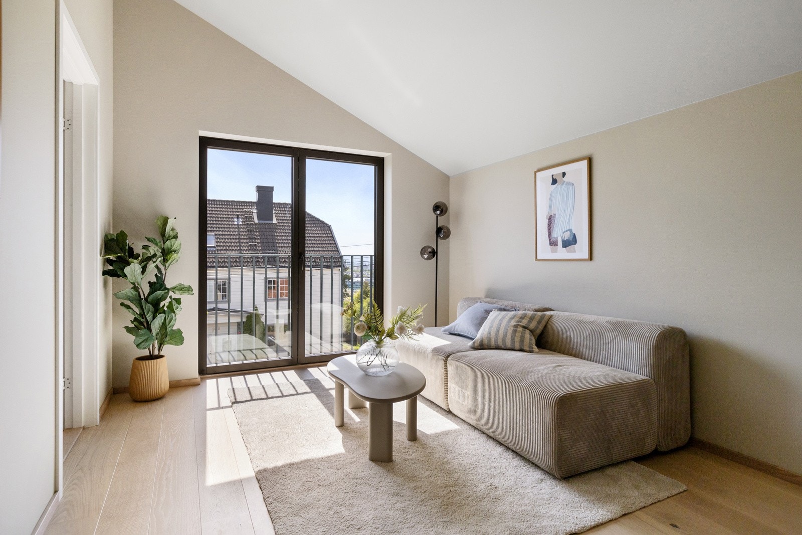 I likhet med stuen/kjøkkenet i 1. etasje, er det énstavs parkett og moderne fargevalg på alle rom, uten om på badene. Galleribilde