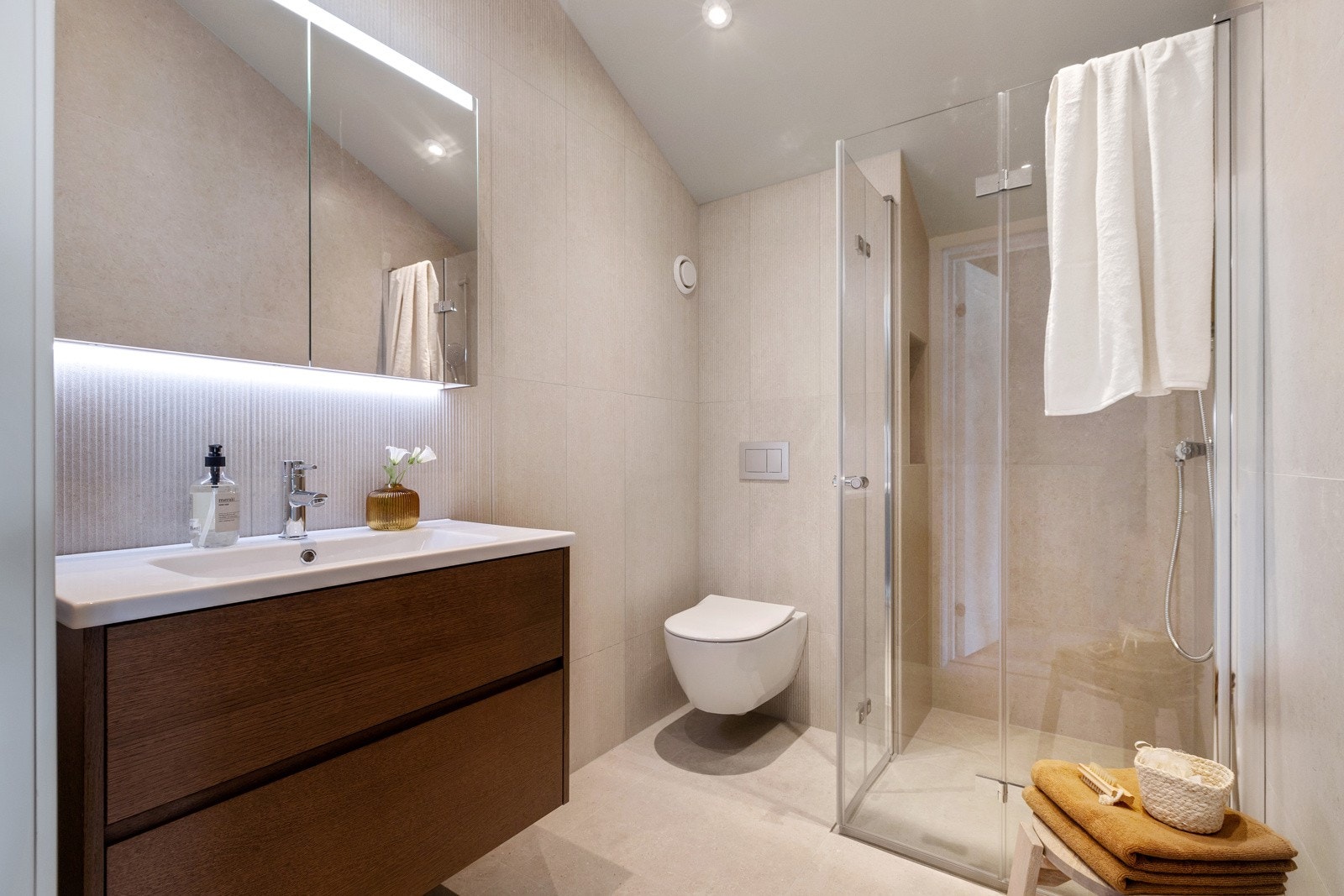 Hovedbadet har fliser fra Bergersen flis, innredning fra INR og dusj fra Tapwell. Galleribilde