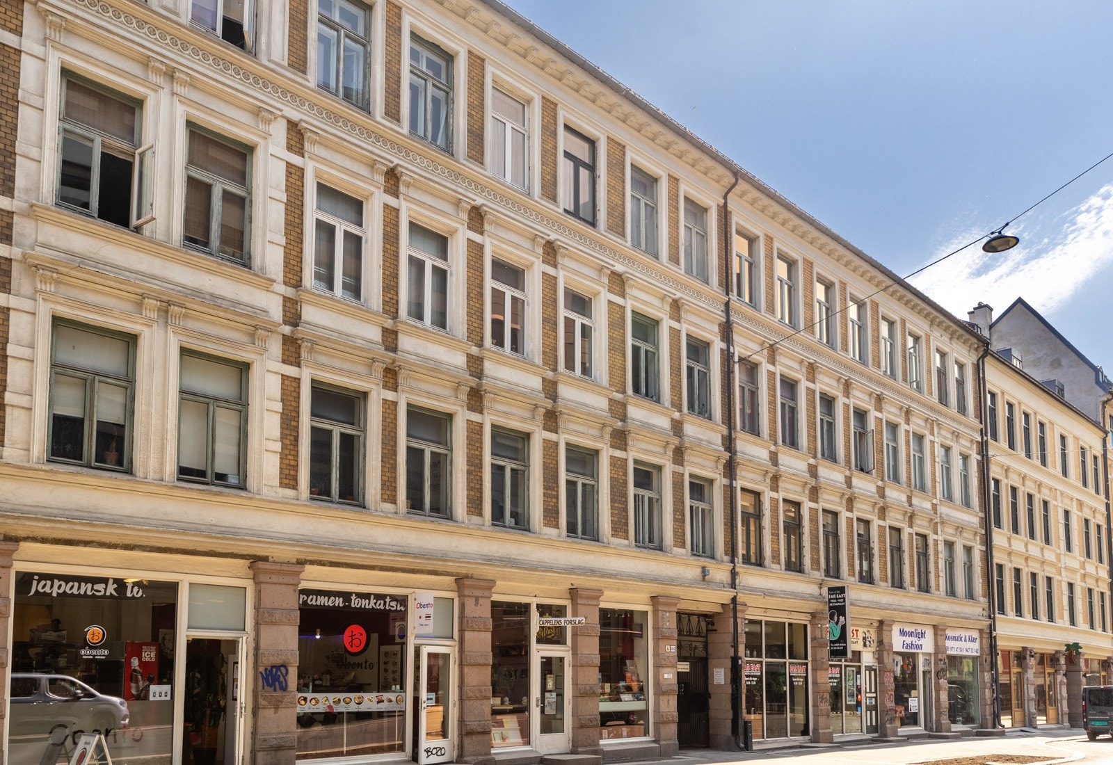 Fra ytterdøren er du midt i sentrum med alt av servicetilbud Galleribilde
