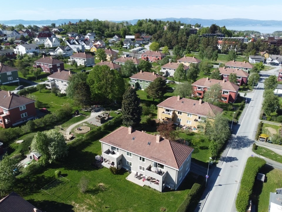 Kort vei til flere barnehager, skoler, butikksenter, matbutikk og buss. Galleribilde