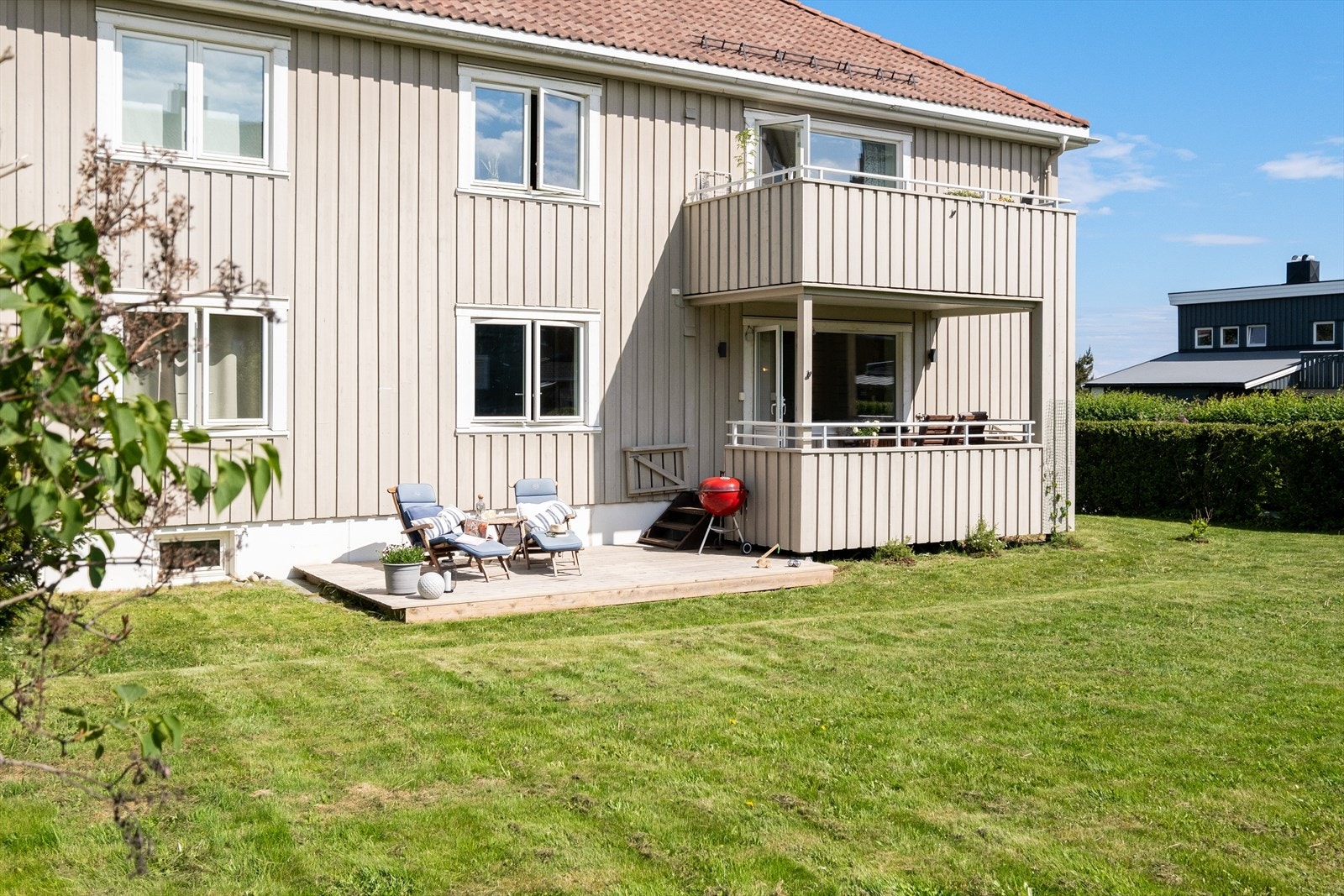 Videre fra balkongen kommer man til en privat markterrasse på 14,5 m². Galleribilde