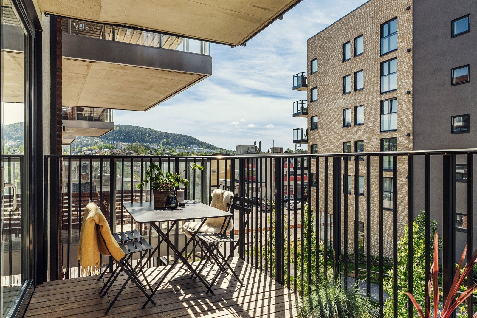 Kos deg ute på balkongen i de solfylte sommerdagene med grilling og noe godt i glasset Galleribilde