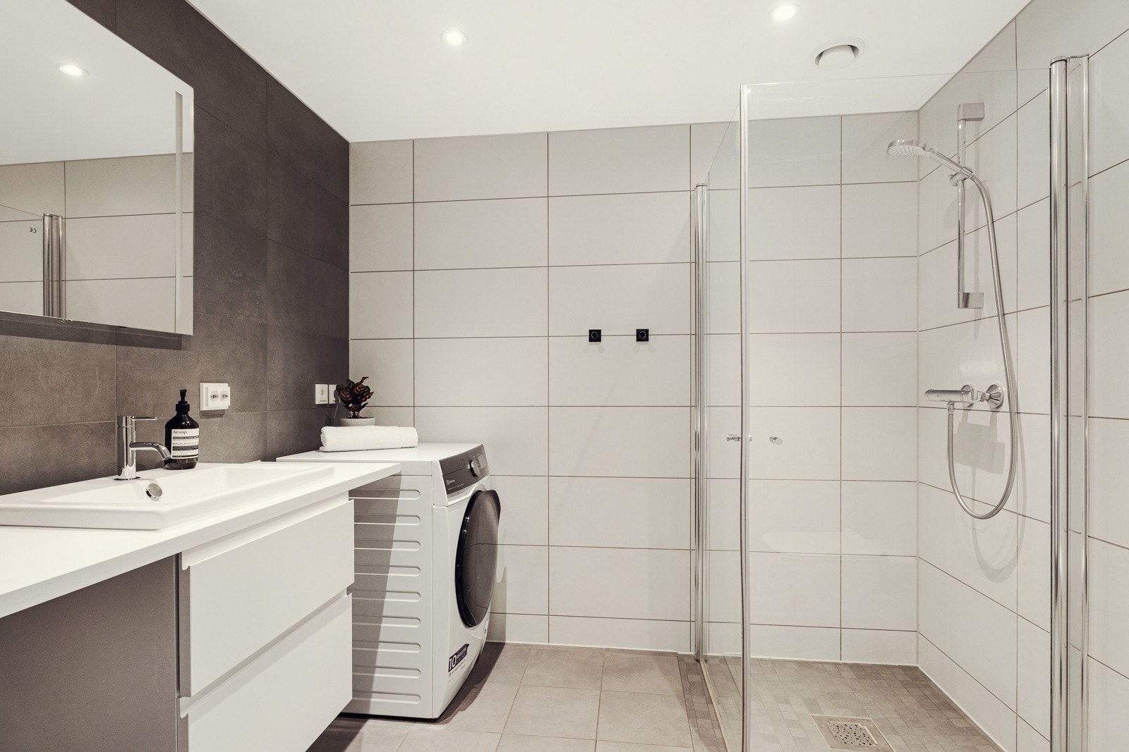 Badet er romslig med flisagte vegger og downlights i taket. Galleribilde