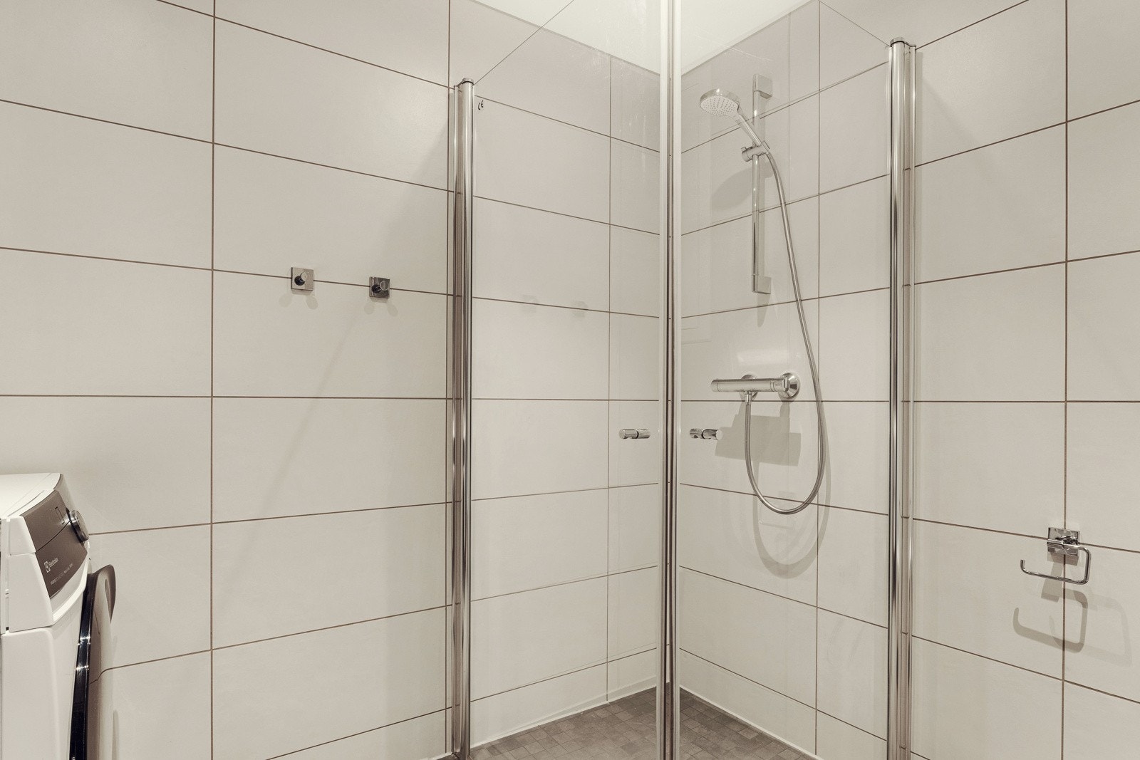 På badet er det vannbåren varme i gulvene . Galleribilde