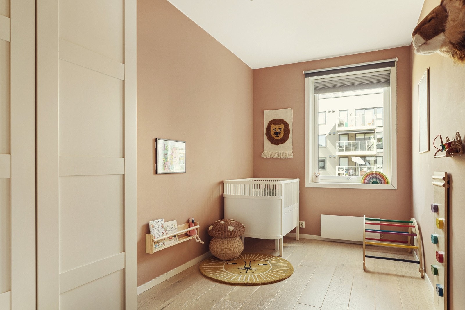 Soverom 2 er i dag benyttet som barnesoverom. Her er det plass til seng, garderobe og nattbord. Galleribilde