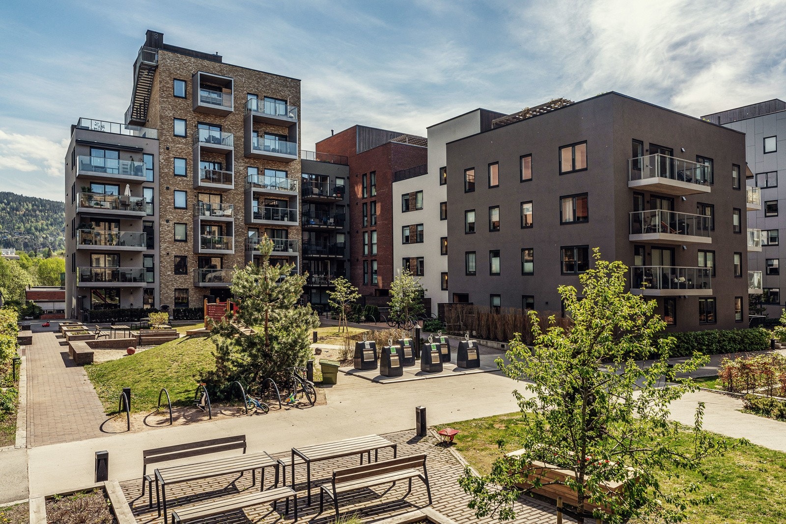 Leiligheten har en sentral beliggenhet i et nyere boligkompleks fra 2019 på Frysja. Galleribilde