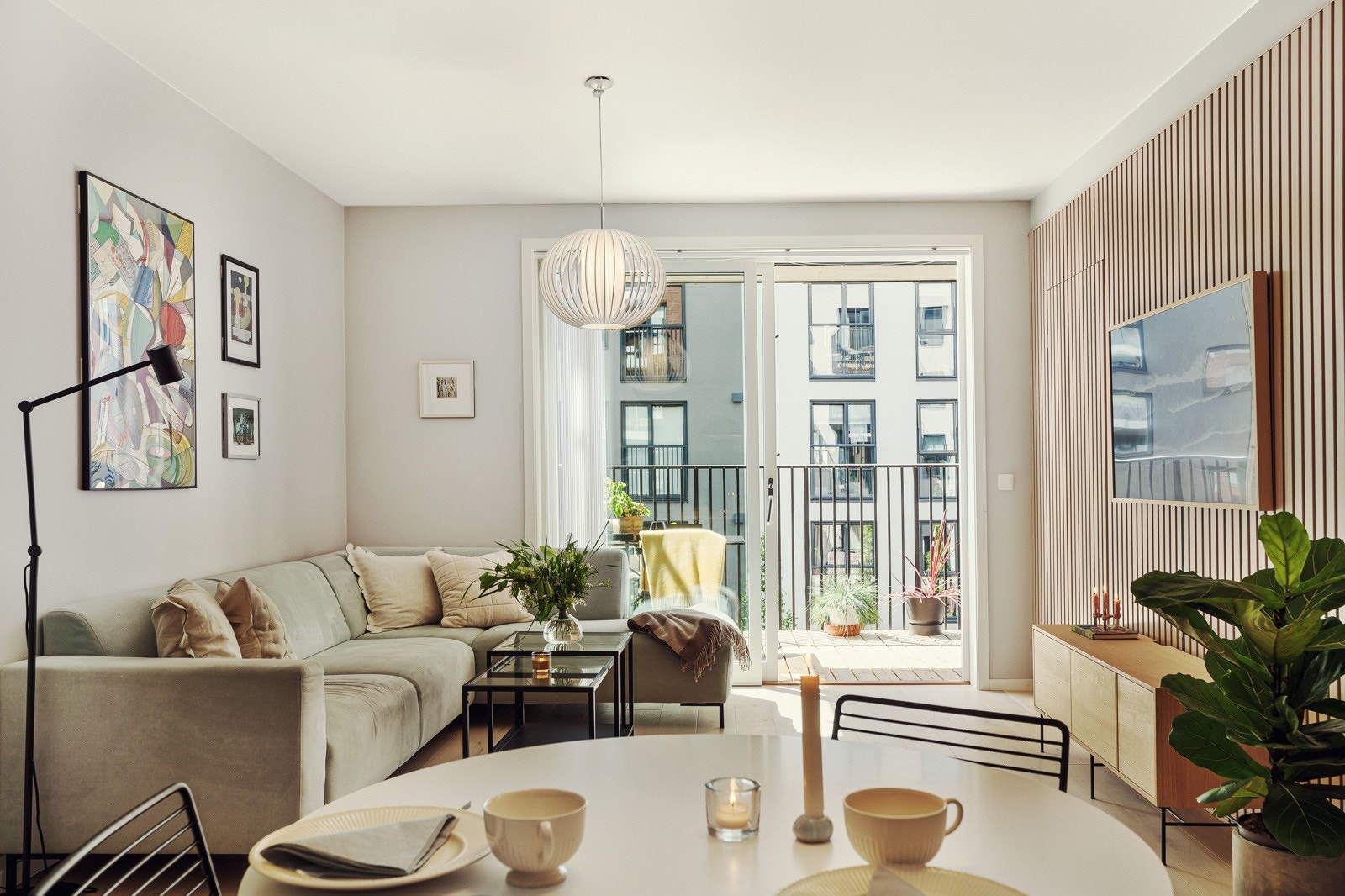 Den moderne spileveggen gir en deilig kontrast til de ellers slette flatene. Galleribilde