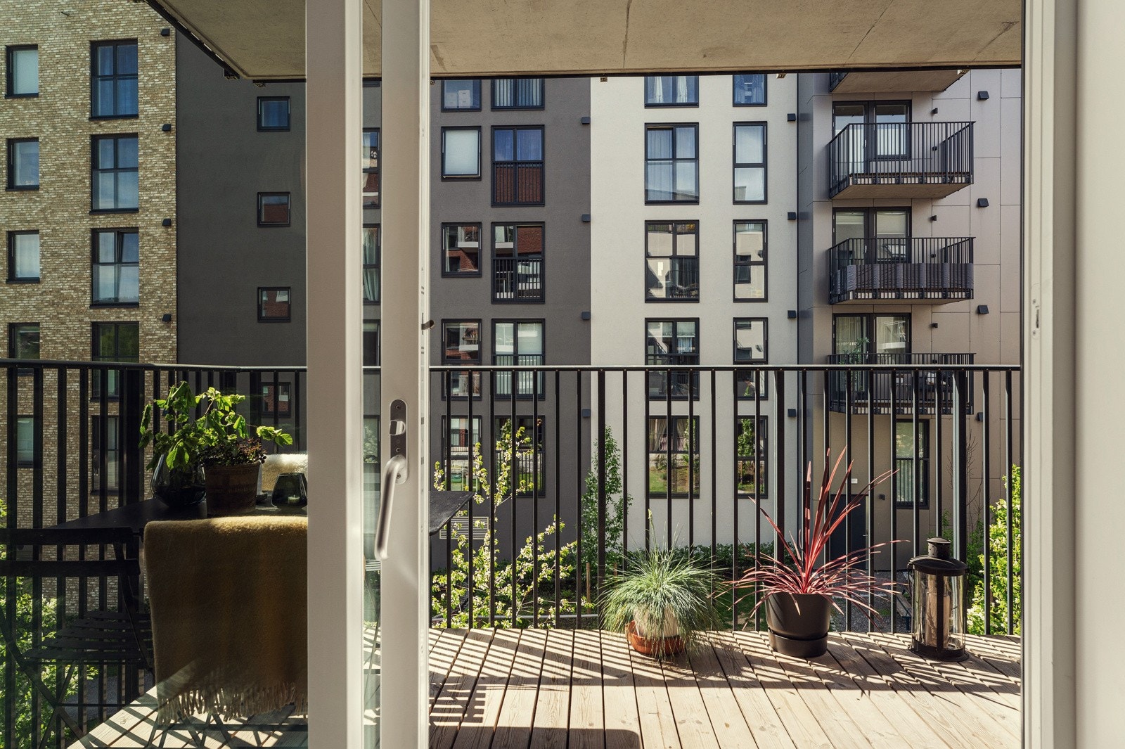 Nydelig sol på balkong på dagtid. Galleribilde
