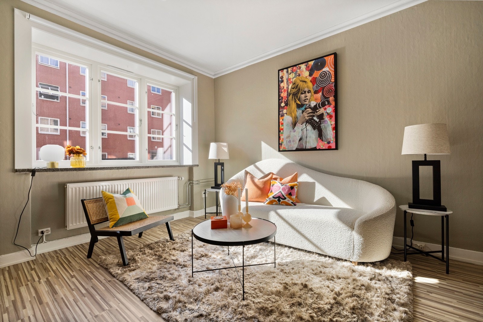 Lys, gjennomgående og stor 2-roms, praktisk planløsning, meget populær beliggenhet, koselig bakgård, varmtvann og fyring inkludert Galleribilde