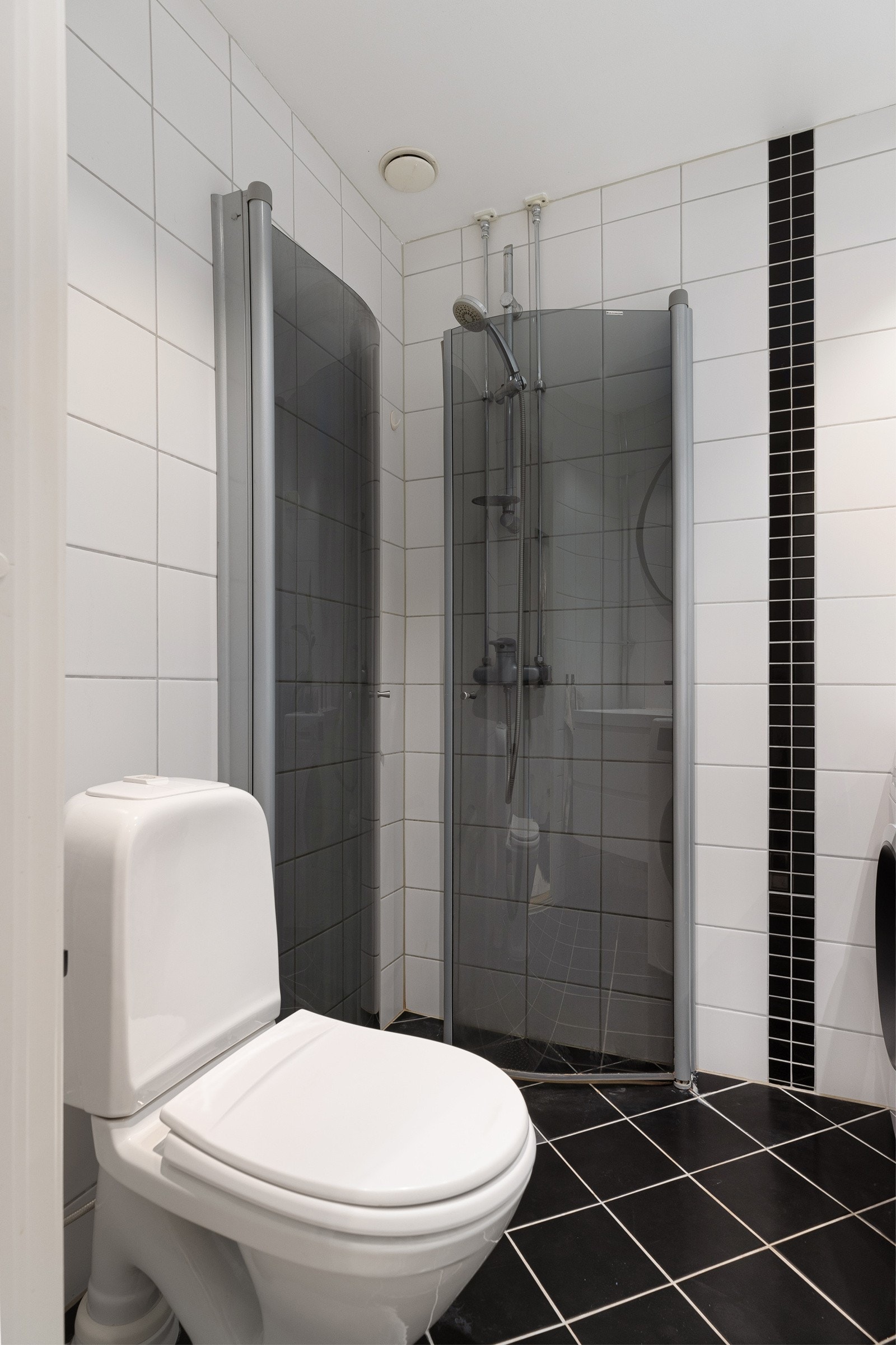 Innredningen består av toalett, servant med underskap, speil og dusj med inn-/utadslående dusjdører. På badet er det også opplegg for vaskemaskin. Galleribilde