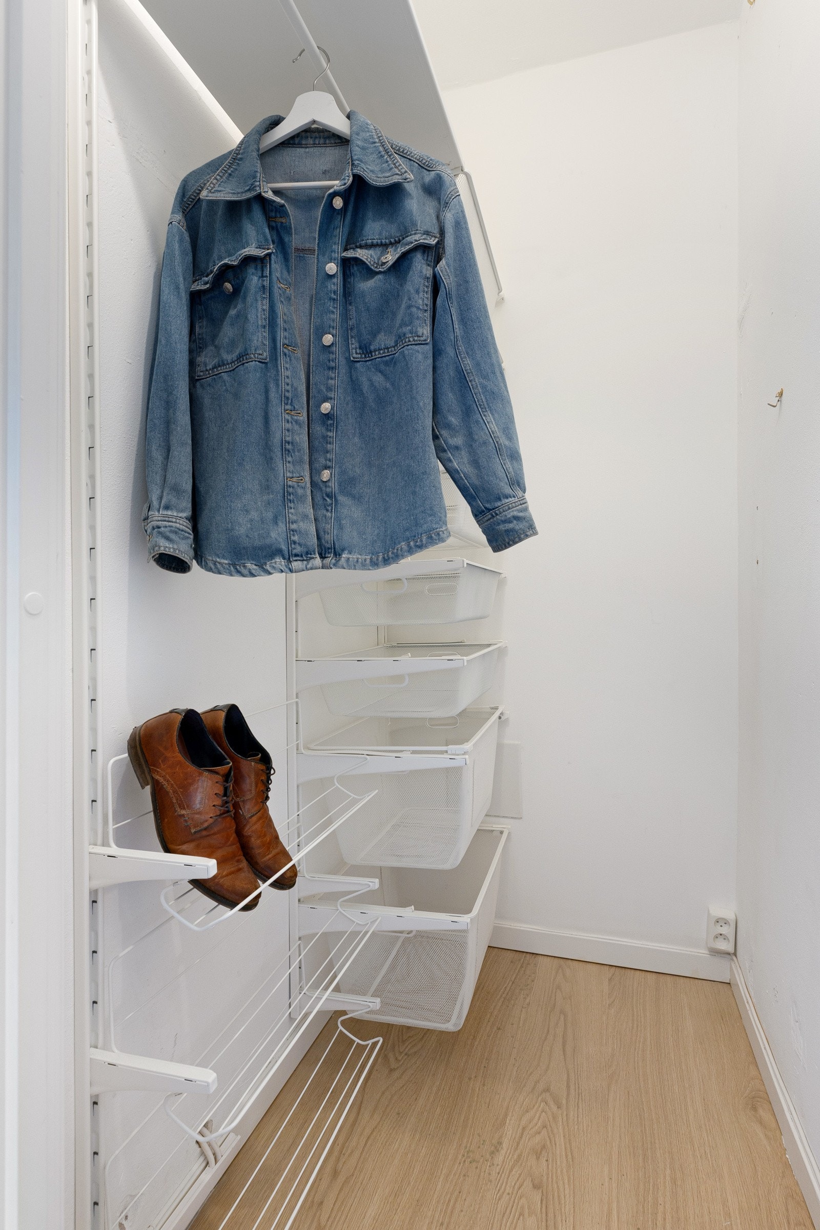 Leiligheten har også en bod i tilknytning til entréen og en kjellerbod på ca. 3,7 kvm som gir ekstra oppbevaringsmuligheter. Galleribilde