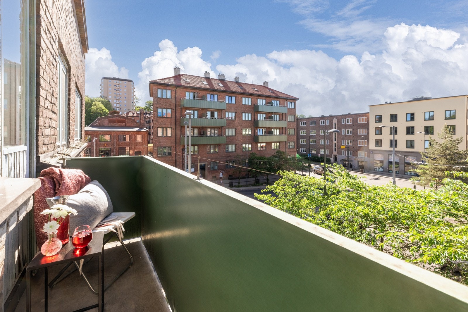 Den sydvendte balkongen er ca. 2 kvm, og det er plass til et par stoler og et lite bord. Galleribilde