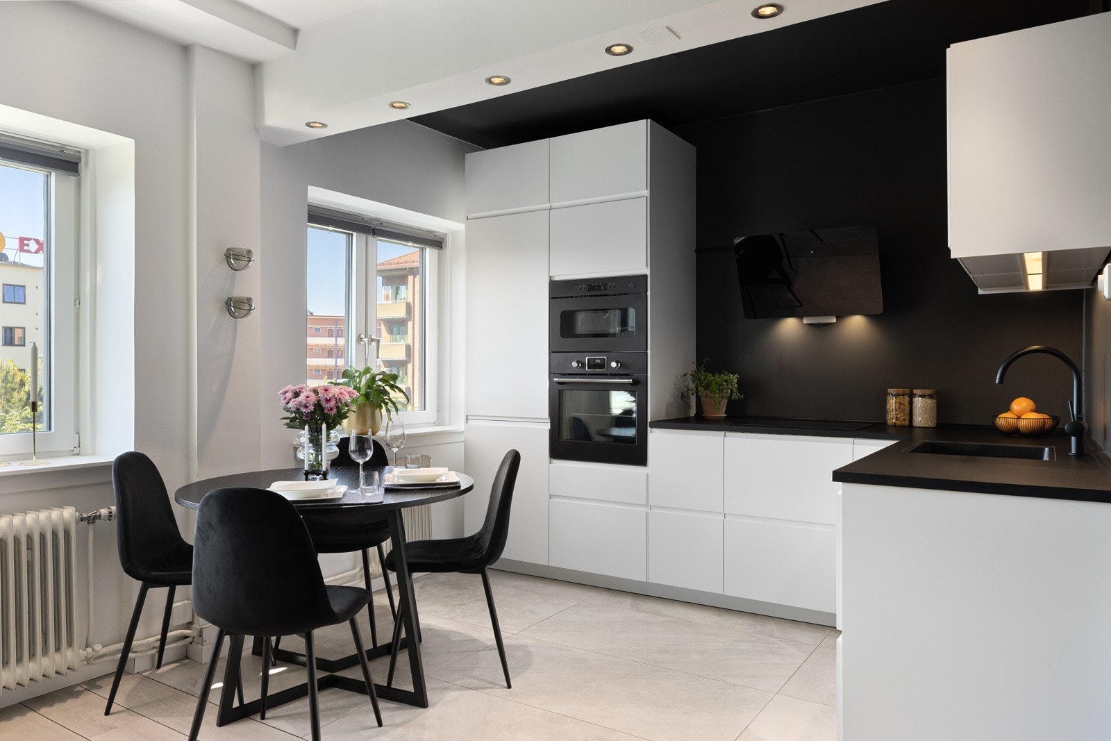 Hvitevarene er integrerte og består av koketopp, stekeovn, mikro, oppvaskmaskin og kjøl-/fryseskap. Det er også montert komfyrvakt under overskapet/kjøkkenventilatoren. Galleribilde