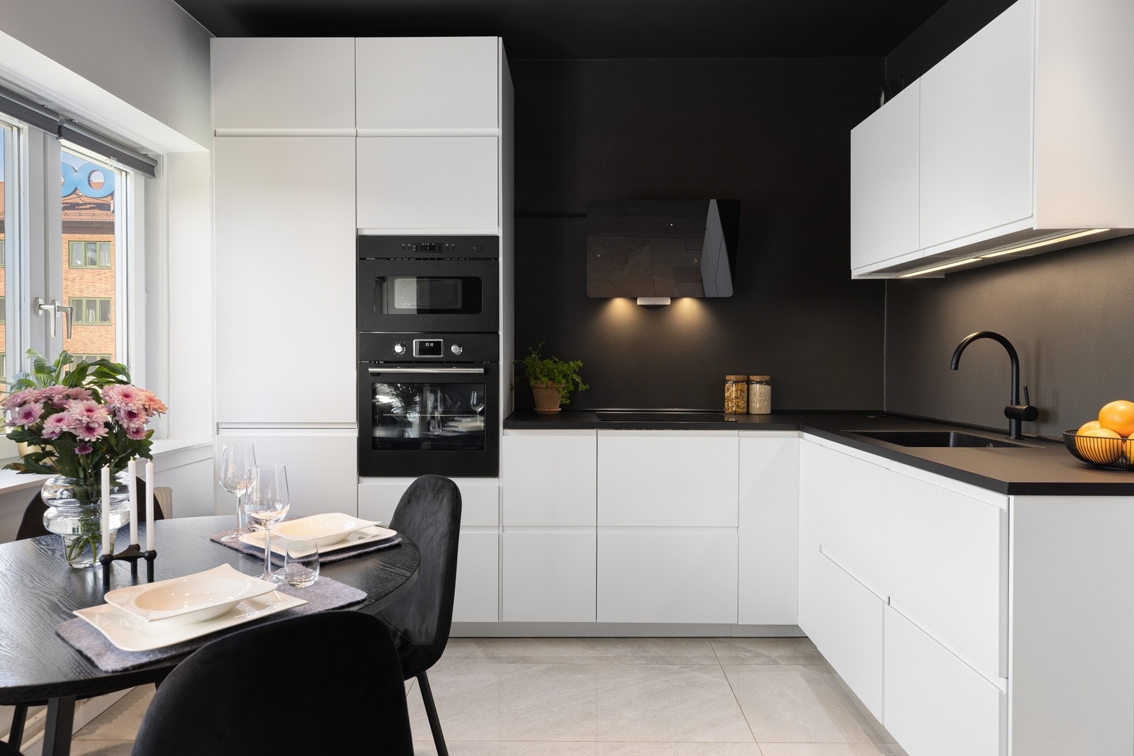 Kjøkkenet fra 2021 har fliser på gulvet og ligger i en åpen løsning mot stuen. Galleribilde