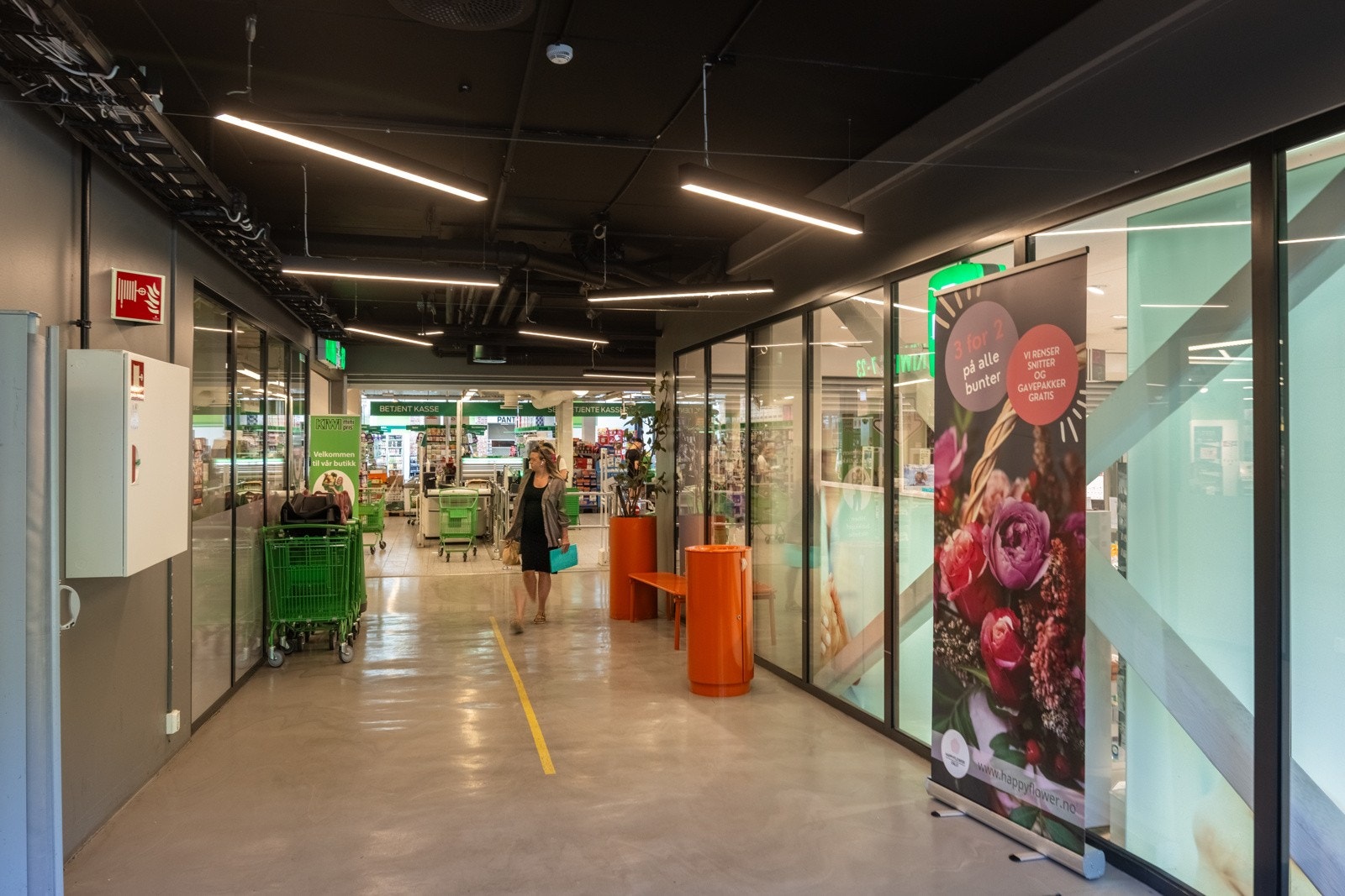 Rikelig med utvalg av ulike dagligvareforretninger rett utenfor døren. Galleribilde