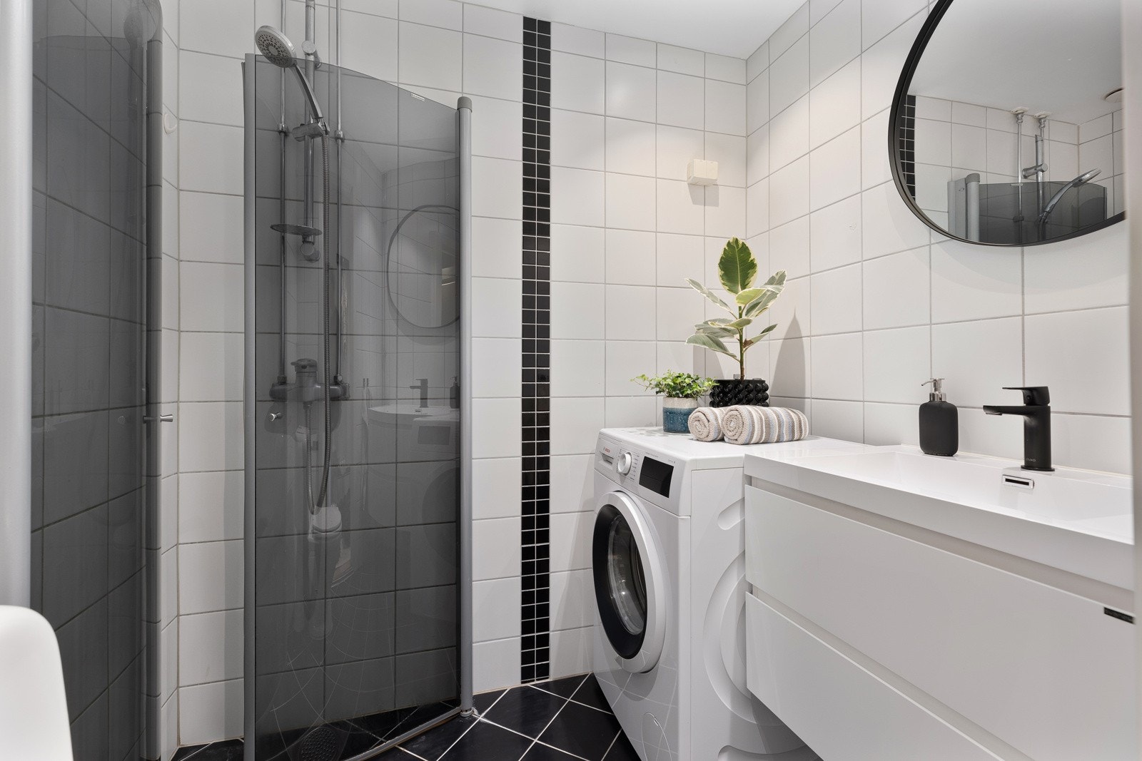 Badet ble pusset opp i regi av sameiet i 2010 og har ny innredning fra 2020. Det er mørke gulvfliser med varmekabler, lyse veggfliser og downlights i himlingen. Galleribilde