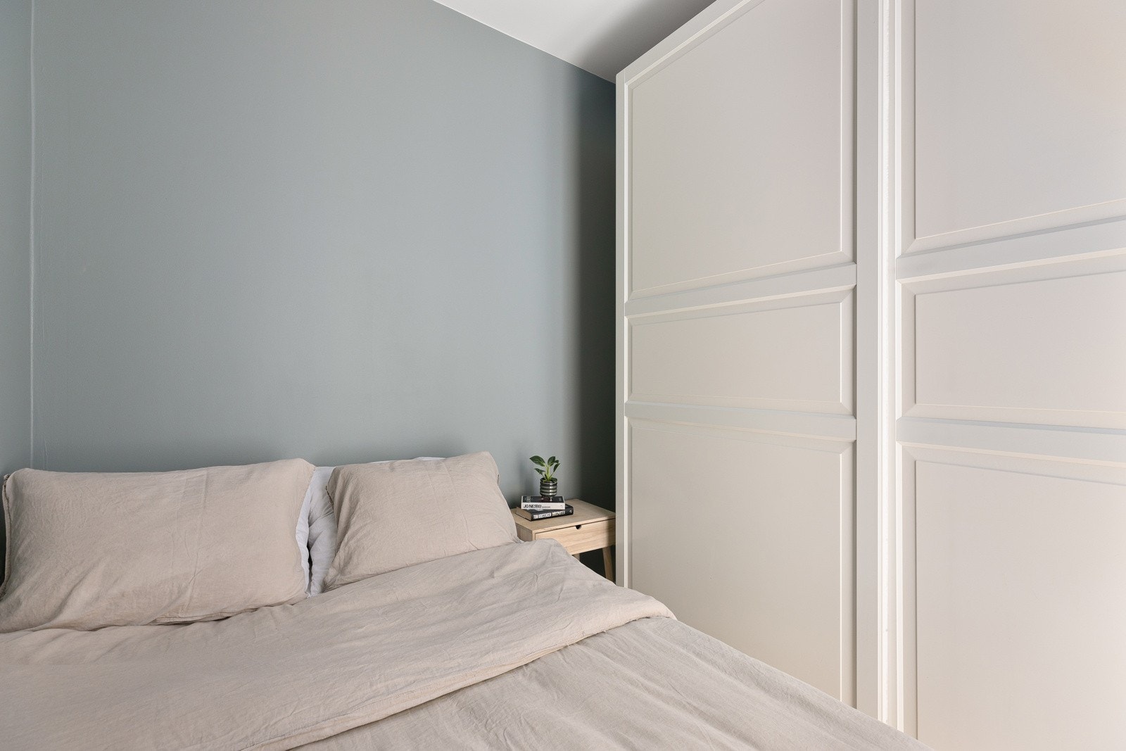 Leiligheten har et innredet rom med seng og garderobeskap med skyvedører. Rommet er ikke godkjent for varig opphold. Galleribilde