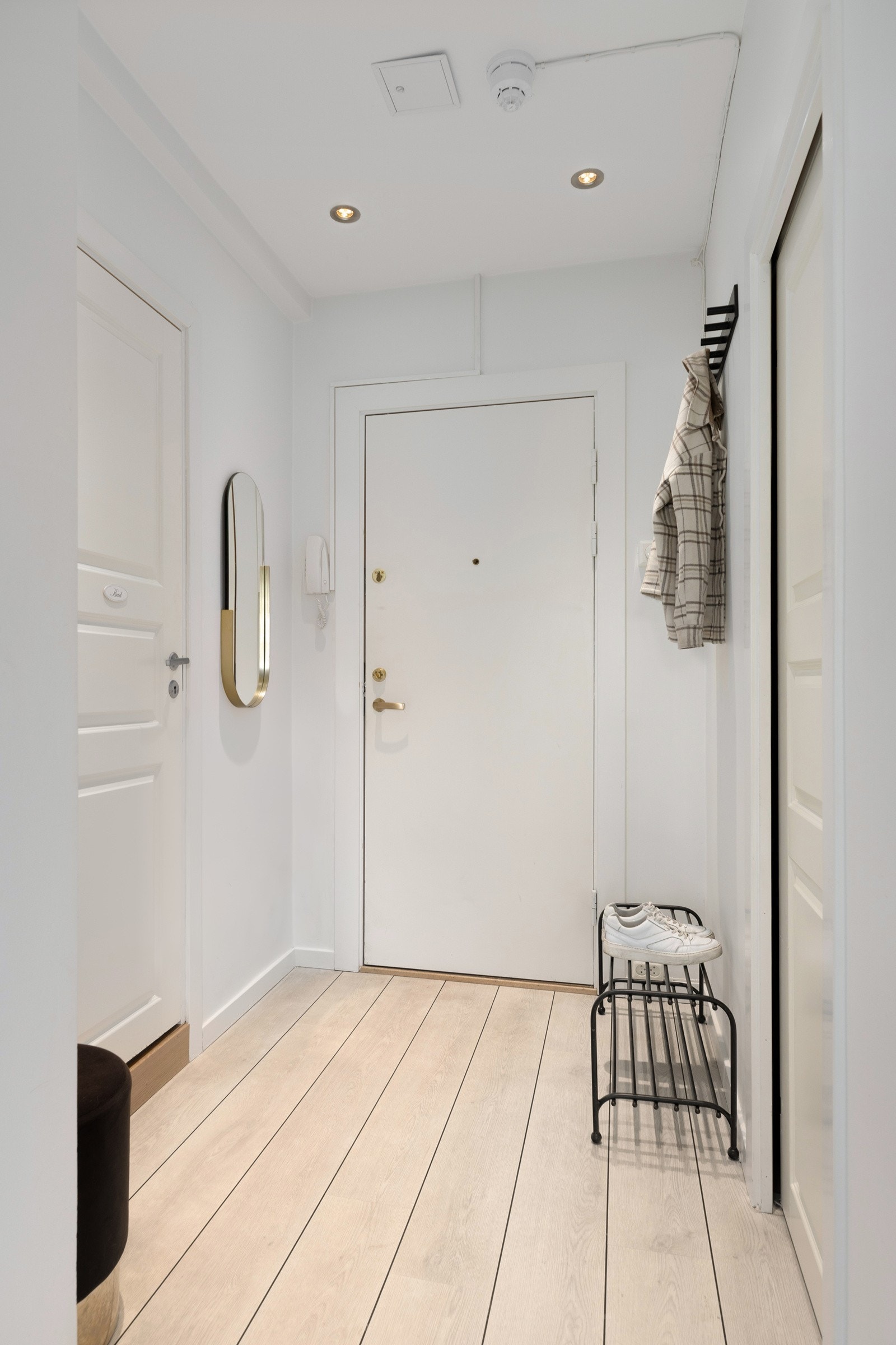 Leiligheten ligger i 2. etasje og har en moderne innredning. På gulvet er det laminat, veggene er malt i lyse farger, og det er downlights i himlingen. I entréen finner du praktisk opphengsløsning og det er plass til øvrig møblement. Galleribilde