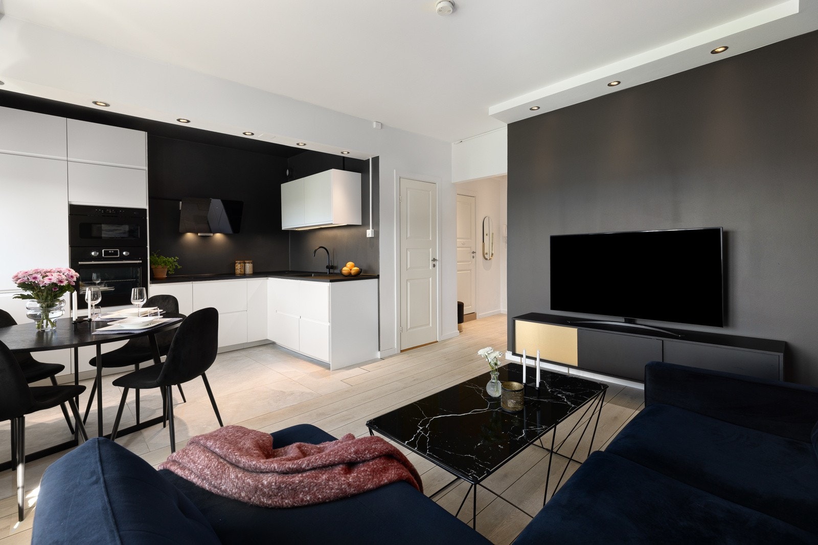 Det er plass til både sofaseksjon med tilhørende møblement og et spisebord i stuen. Galleribilde