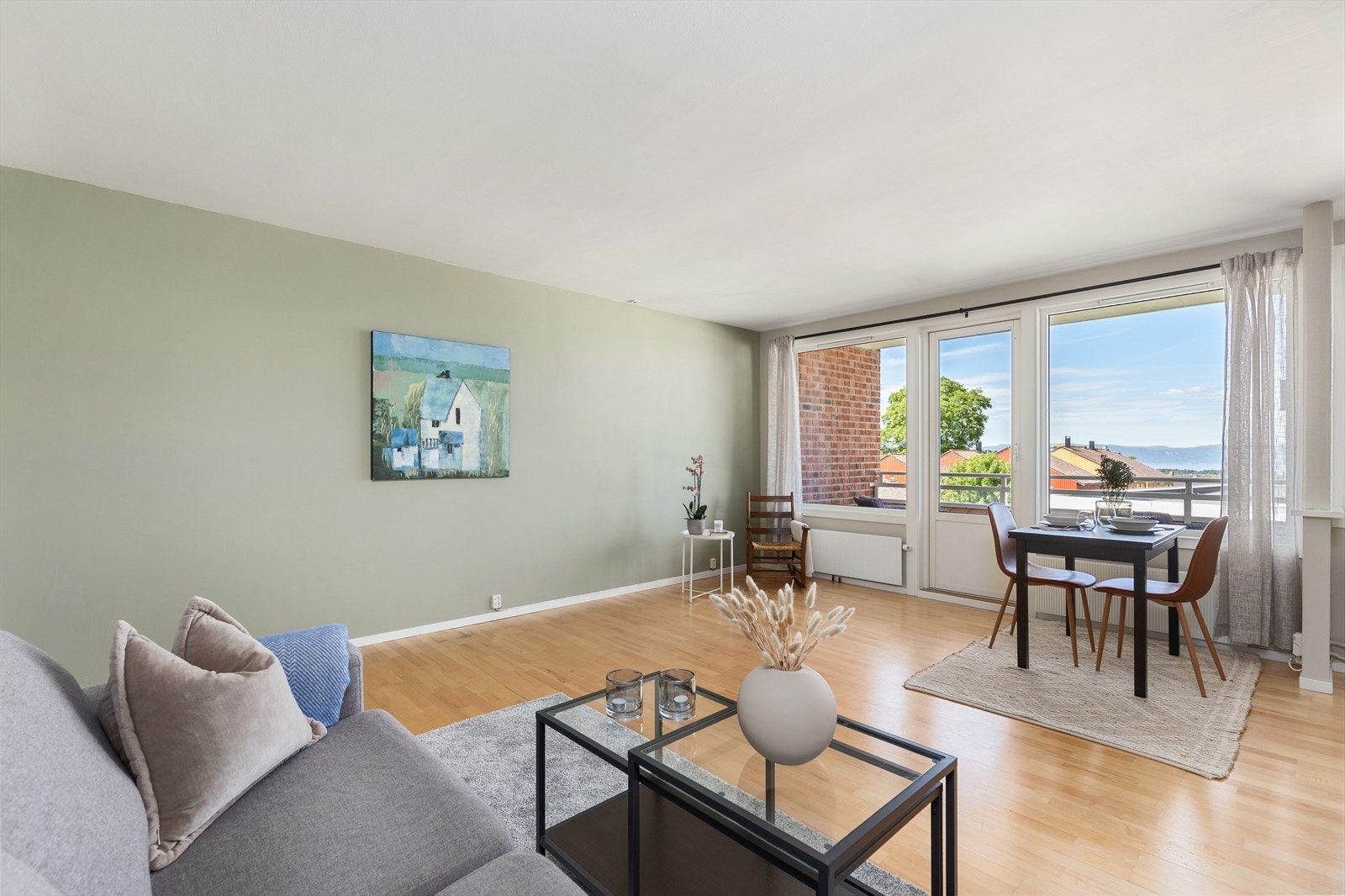 Leiligheten i 3. etasje har en praktisk planløsning, fantastisk utsikt og tidsriktige fargetoner i alle rom. Hjemmet er godt ivaretatt av nåværende eier, noe som kan skimtes i alle rom. Galleribilde